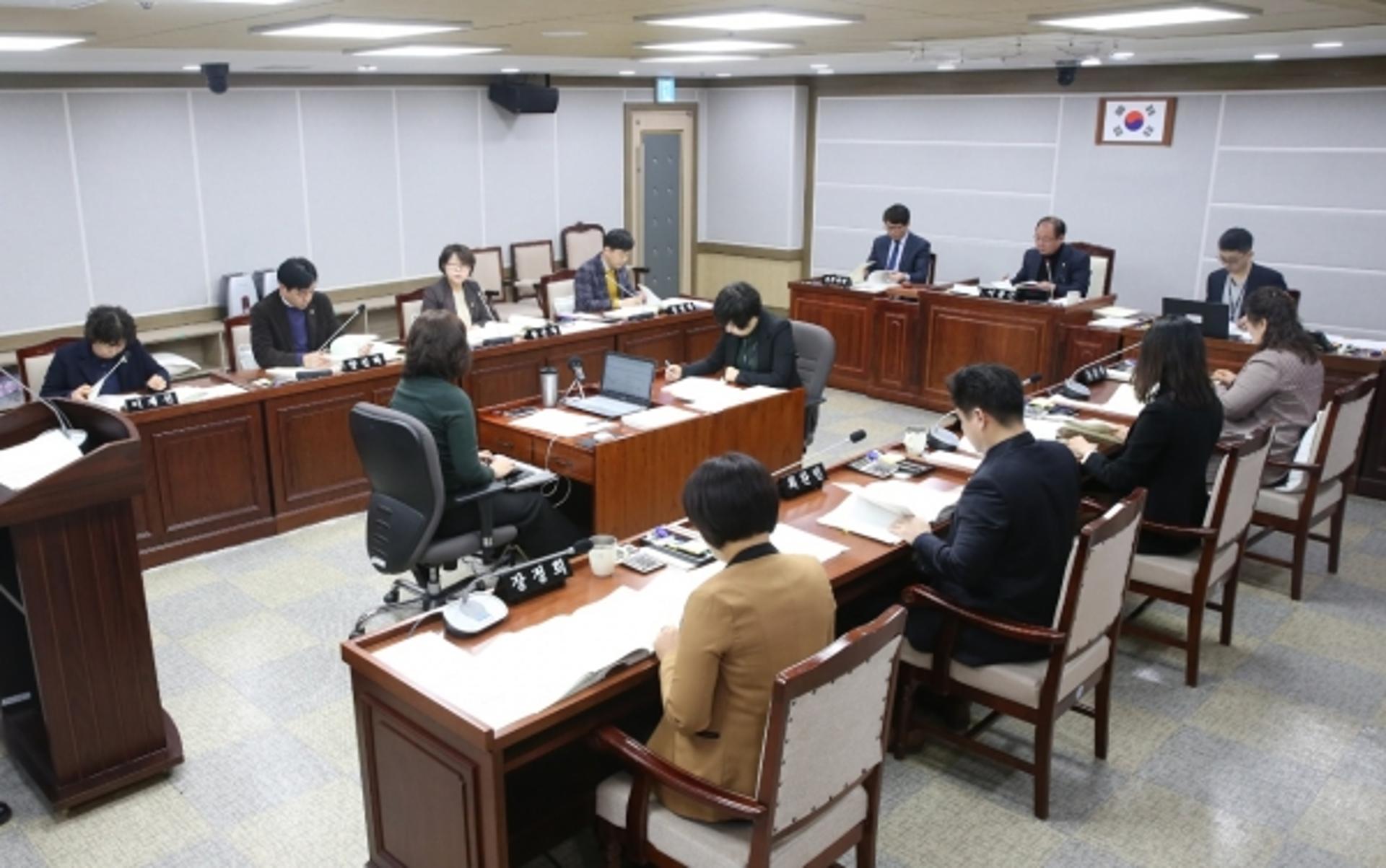 수원시의회 기획경제위, 경제정책국 소관업무 행정사무감사 진행