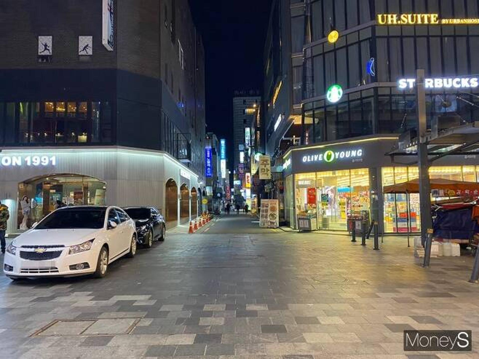 확진자 폭증에 전국 거리두기 격상되나… 정부 내일 최종 결정