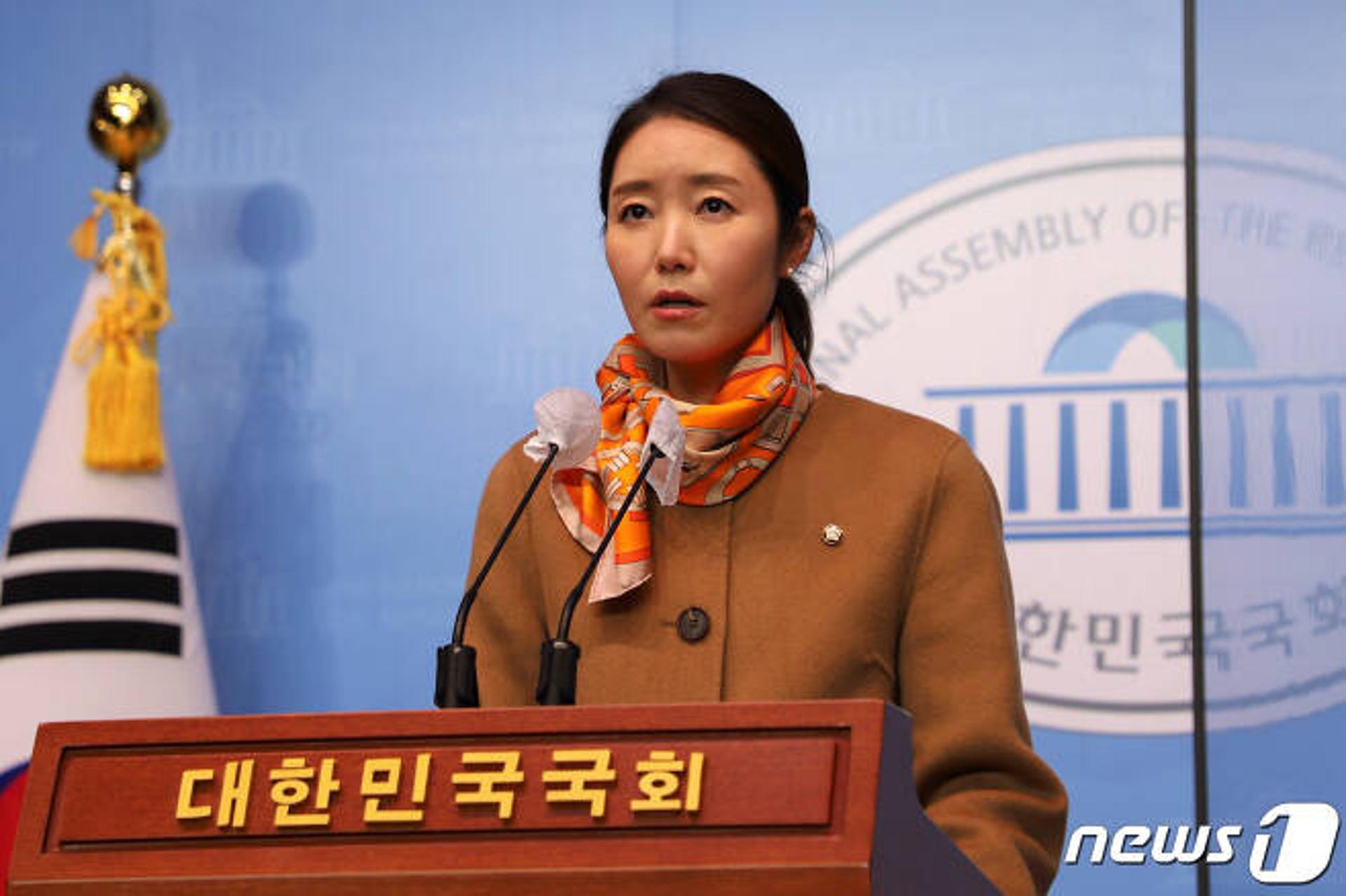 민주당 "윤석열, 자중해야… 정치 하고 싶으면 자유인으로 하라"