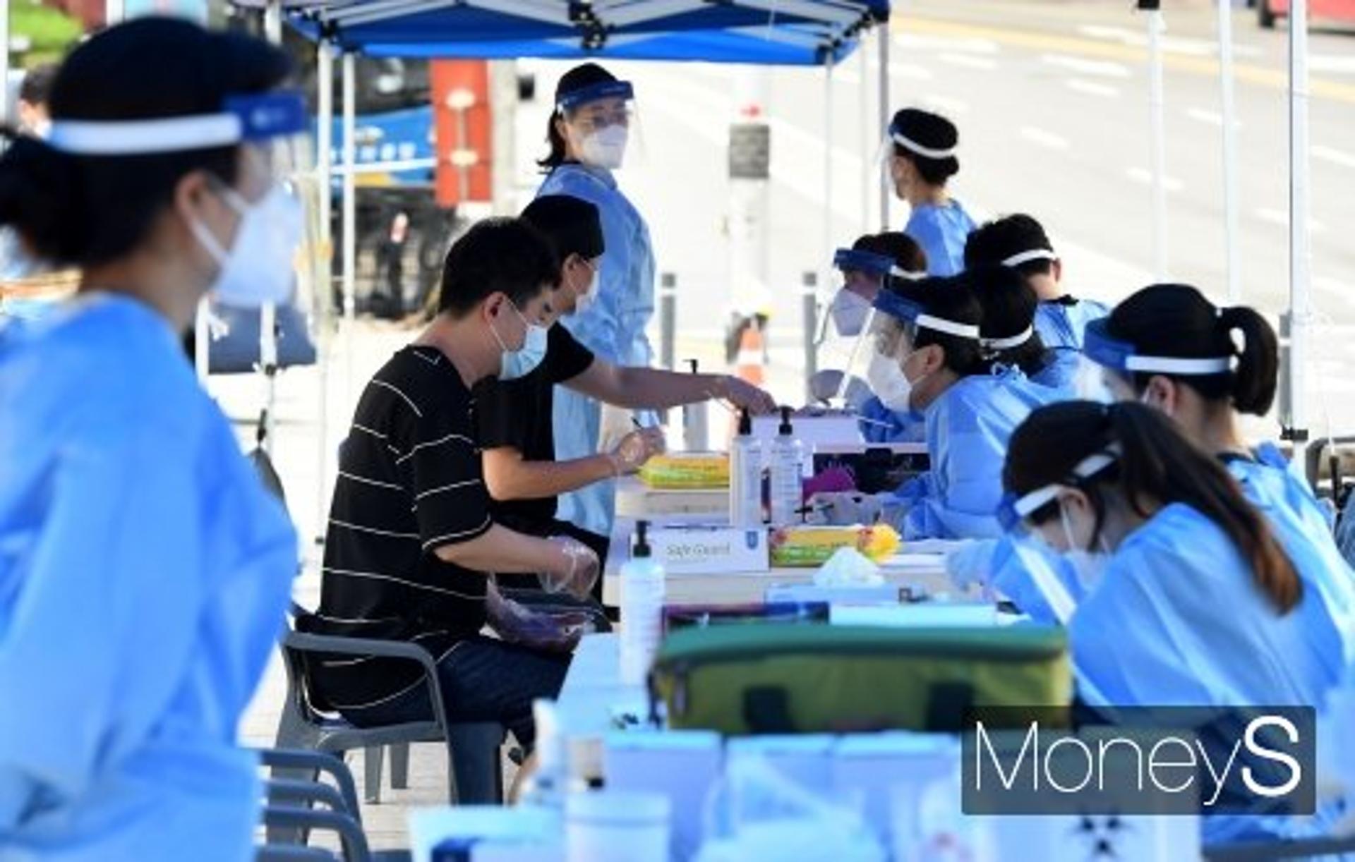 뭉치면 죽는다… 학원·사우나·동창회 등 모임발 집단감염 비상(종합)