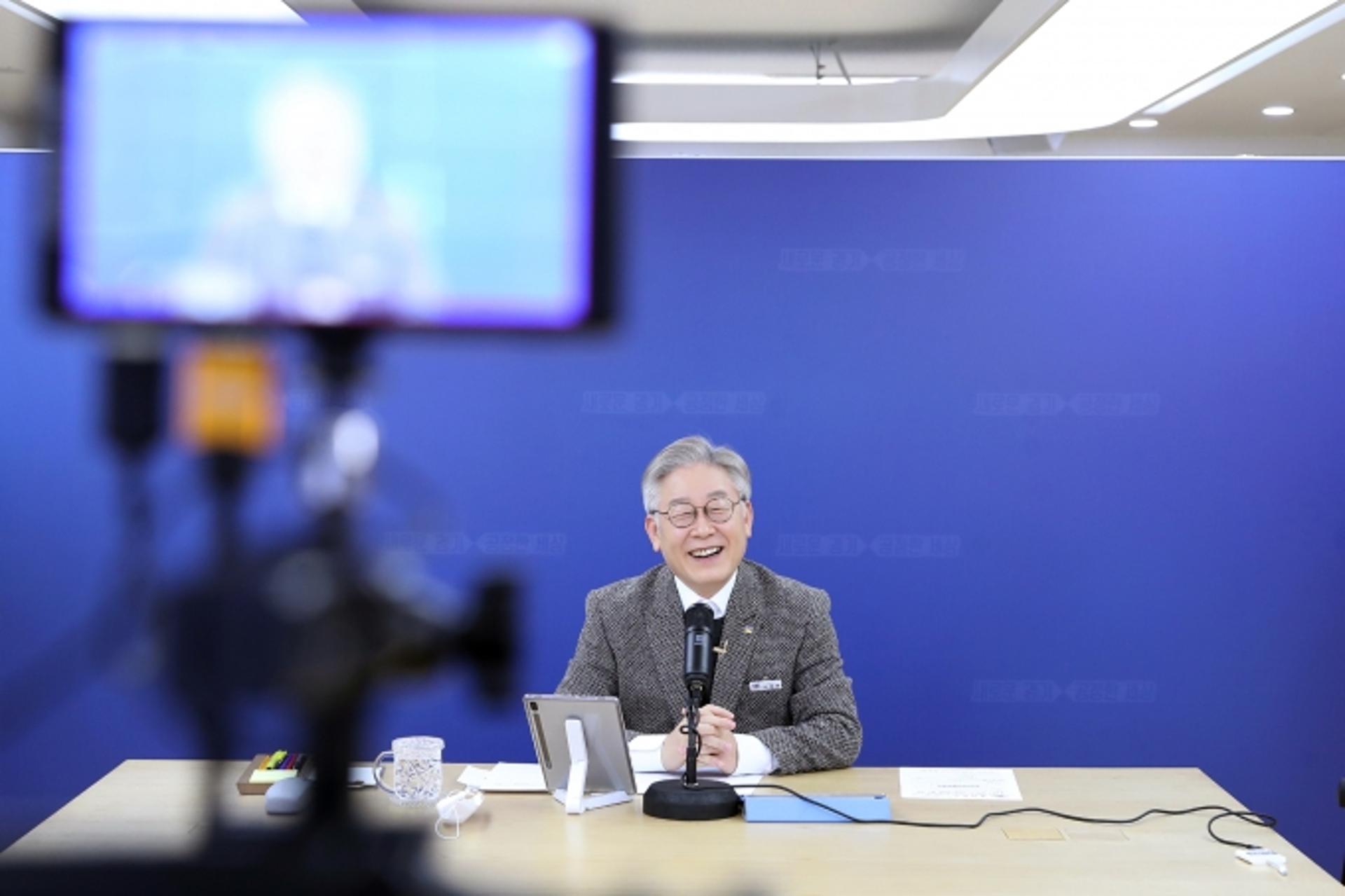 '소년공' 출신 이재명, "청년들이 공적영역에 관심갖고 목소리 높여야"