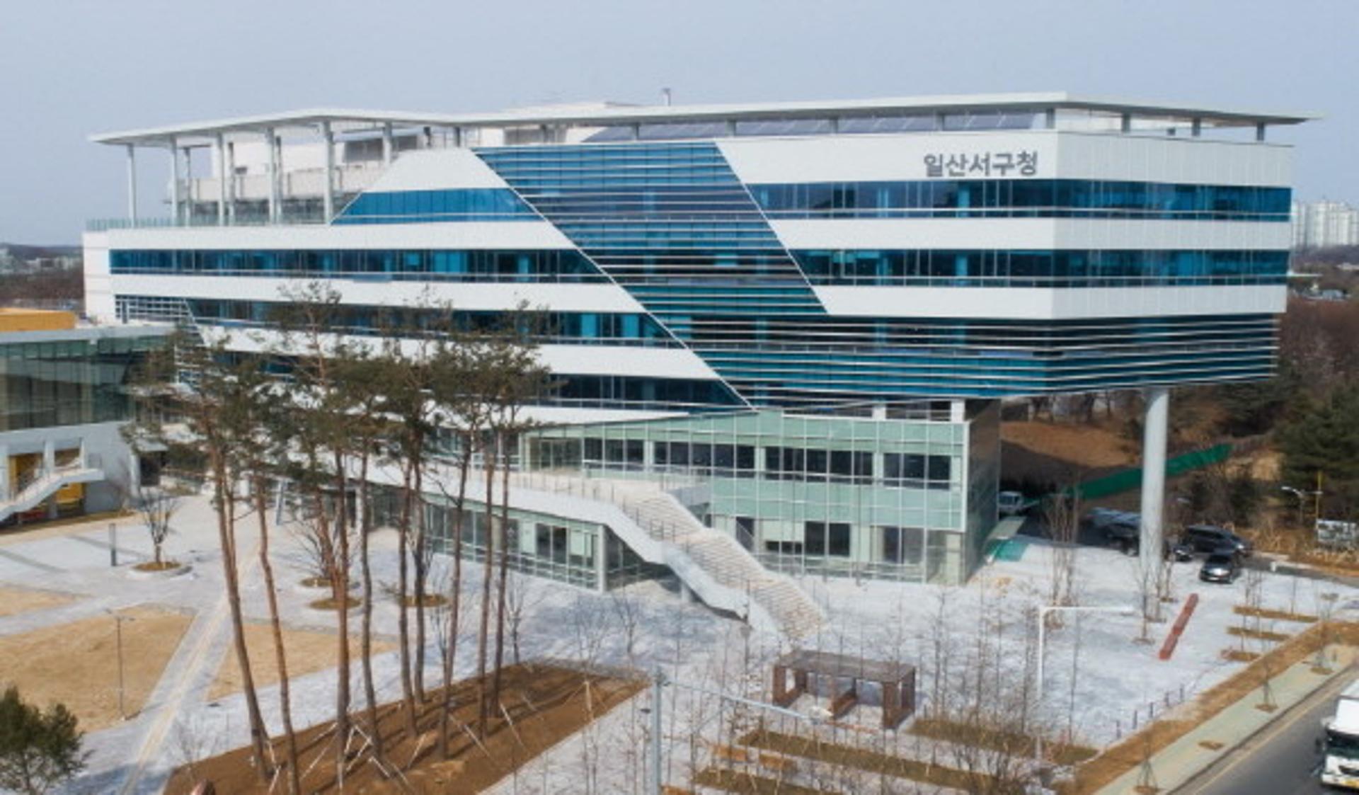 "시민여러분, 고3 수험생을 위해 잠시 멈춰주세요!"