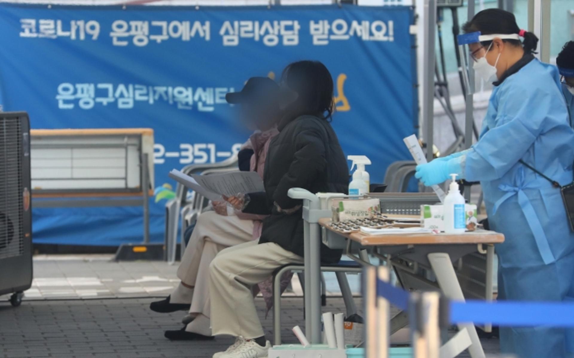 서울 거리두기 2.5단계 초읽기… 신규확진 235명 “폭발적 증가”(상보)