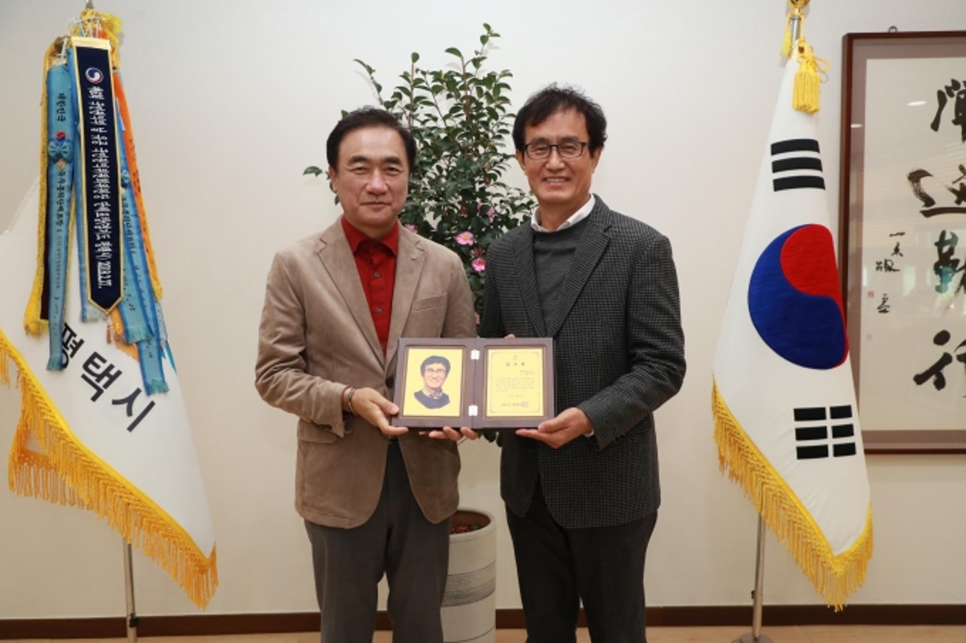 평택시, '평택은 들이다' 작사자 최치선씨에 감사패 전달