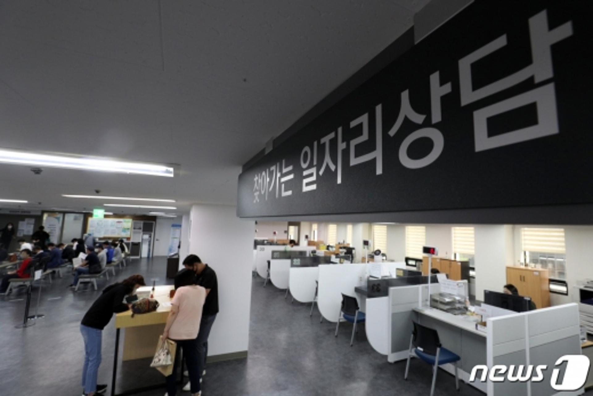 [통화신용보고서] 코로나19에 취업 절벽… "고용충격 회복 어렵다"