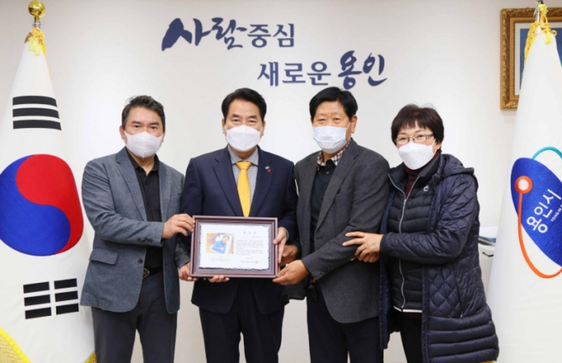 백군기 용인시장, '숙원사업 해결'에 주민 감사패 받아