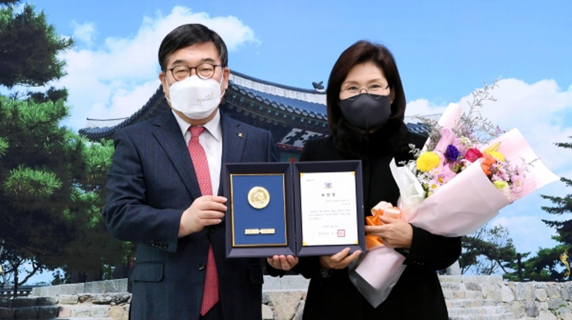 신동헌 광주시장, 럭키산업 송묘주 대표에게 선행도민 표창 전수