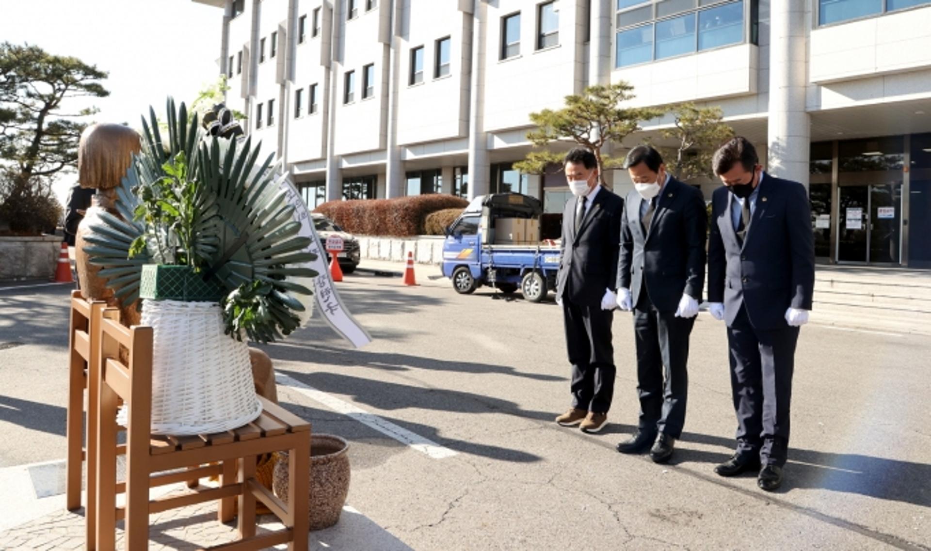 장현국 의장, 14일 ‘경기도의회 평화의 소녀상’ 건립2주년 기념헌화