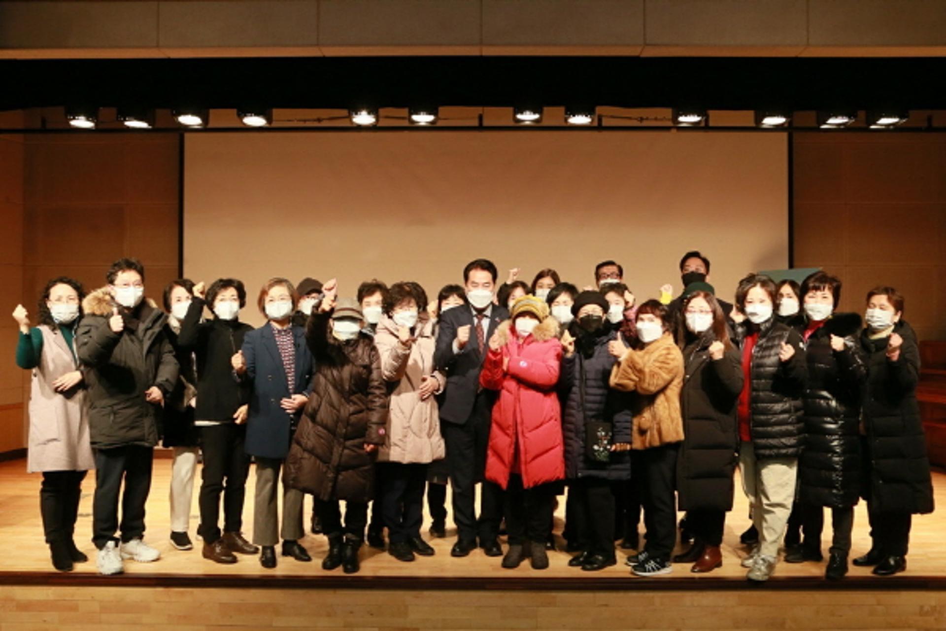백군기 용인시장, 민주시민 시범교육 수료생 격려