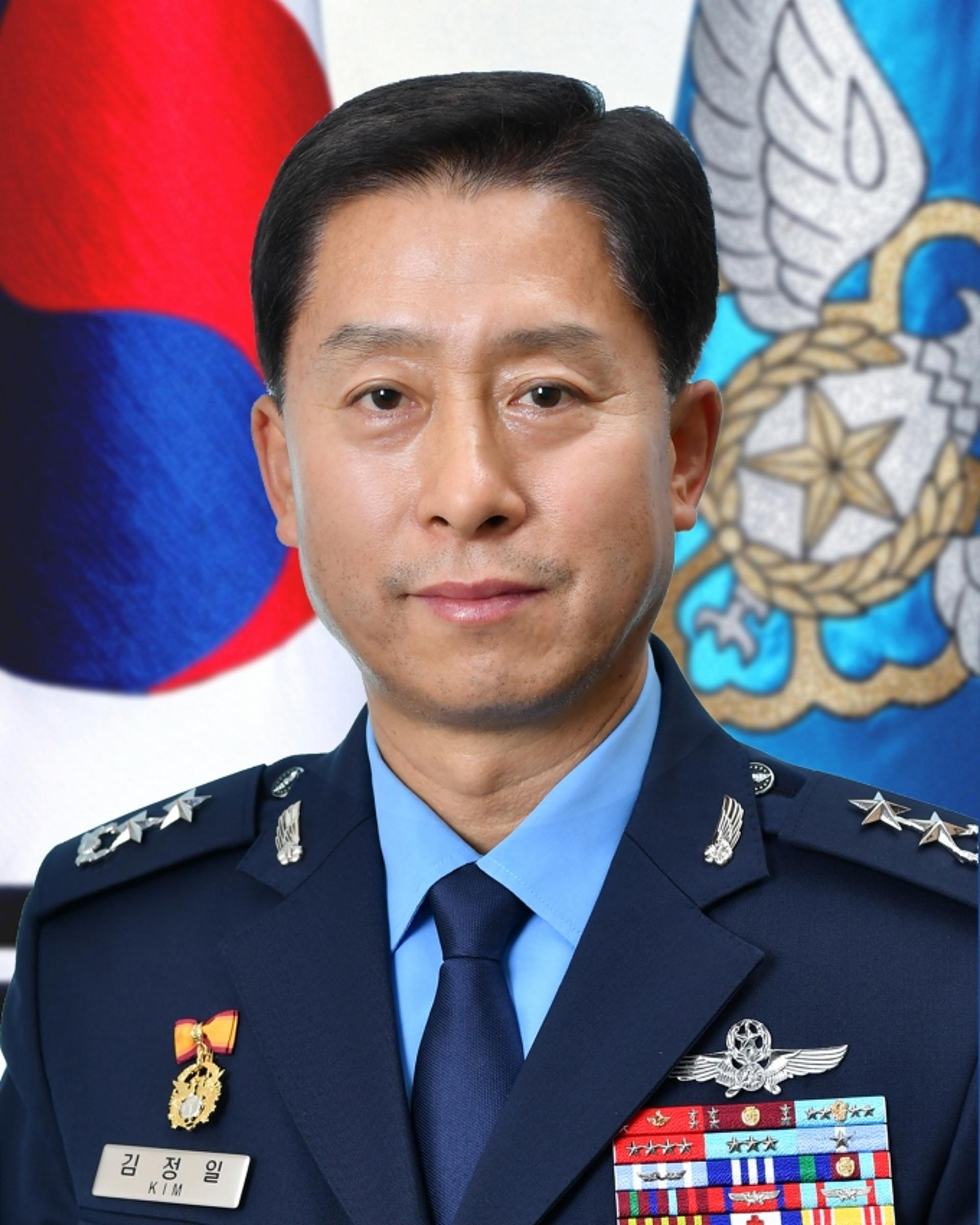 제6대 방공관제사 사령관에 김정일 소장 취임
