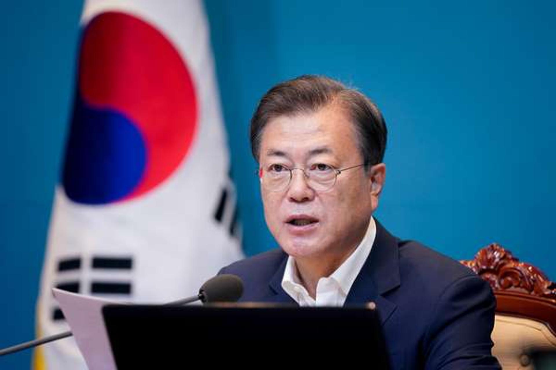 '윤석열 징계 정국' 문재인 대통령 지지율 3주째 30%대