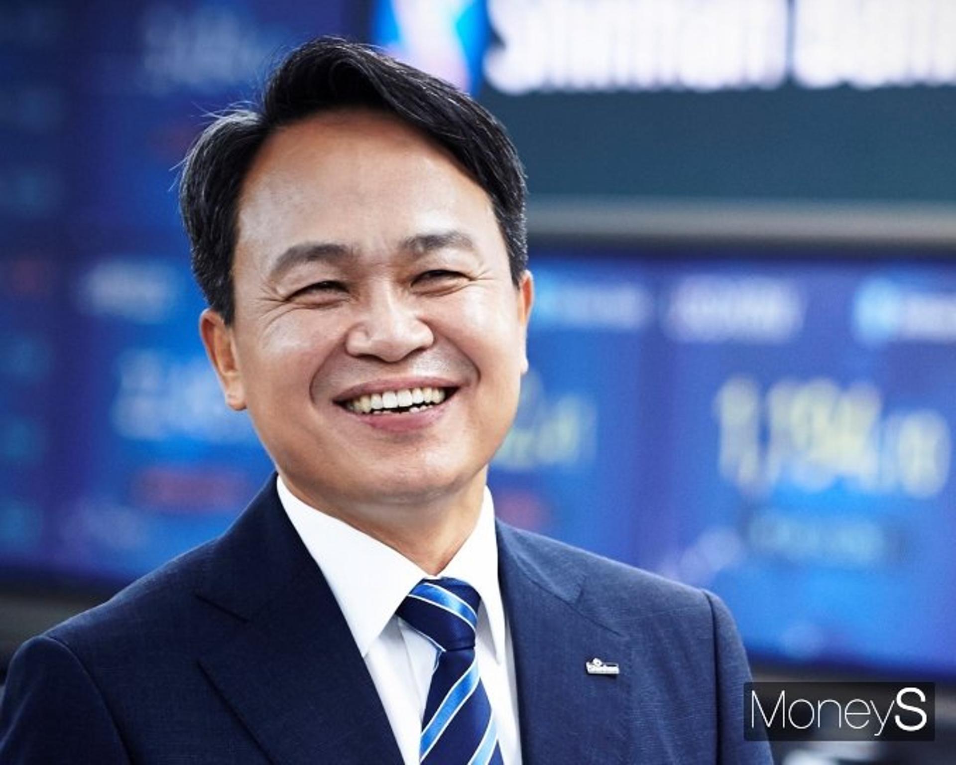 '오케이 진' 진옥동 행장, 연임도 'OK'… 디지털 속도 낸다