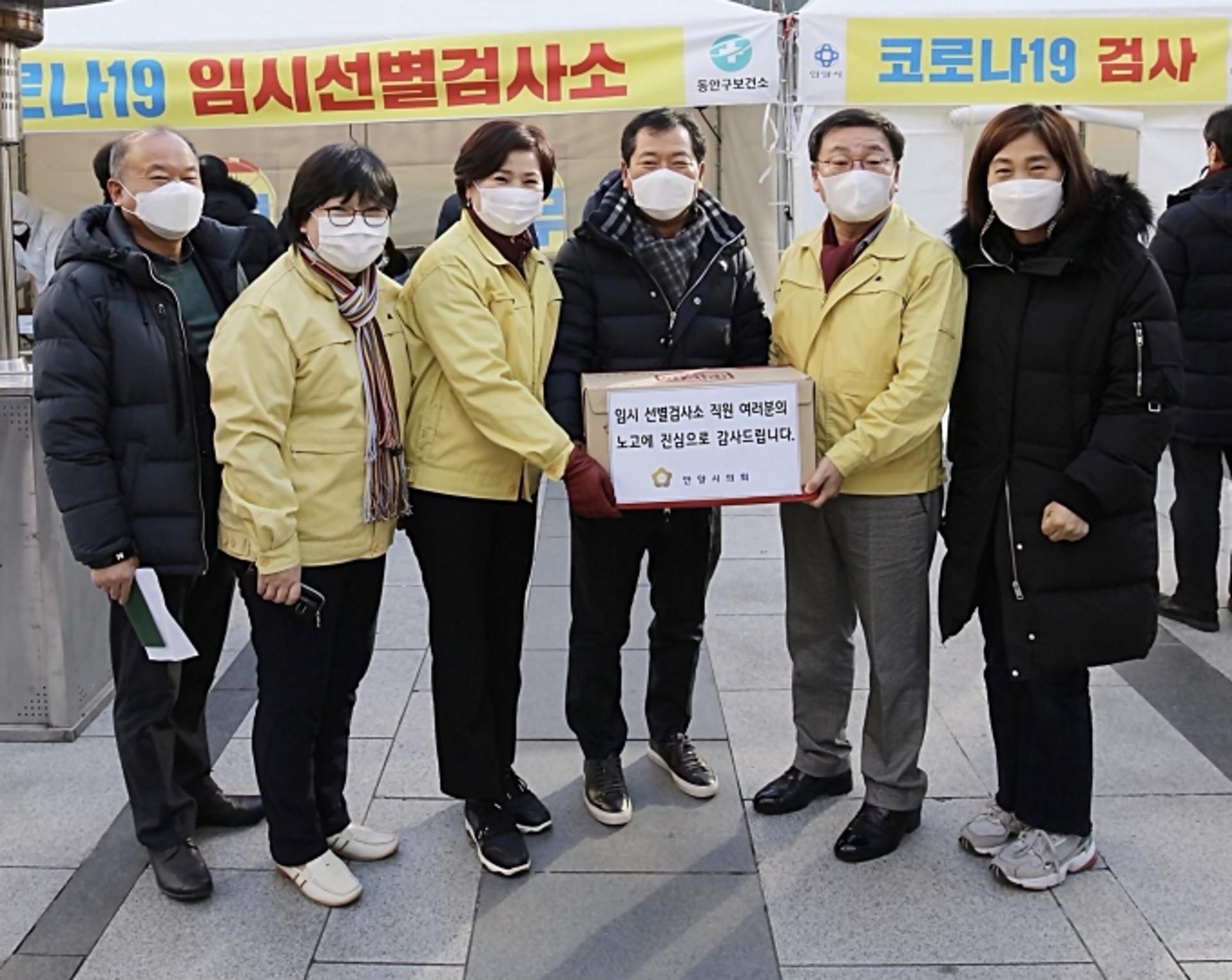 안양시의회, 만안·동안구 임시 선별검사소 현장 방문 근무자 격려