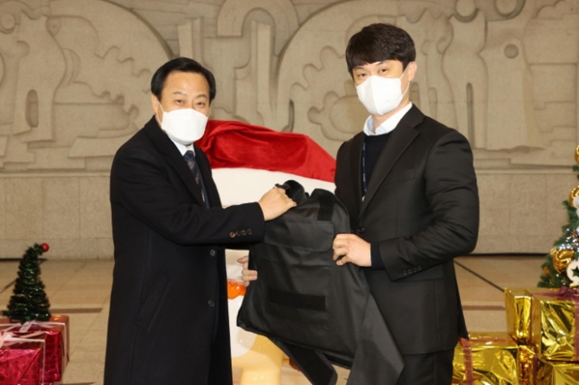 장현국 경기도의장, 17일 의회사무처 방호 담당자에 보호장구 선물
