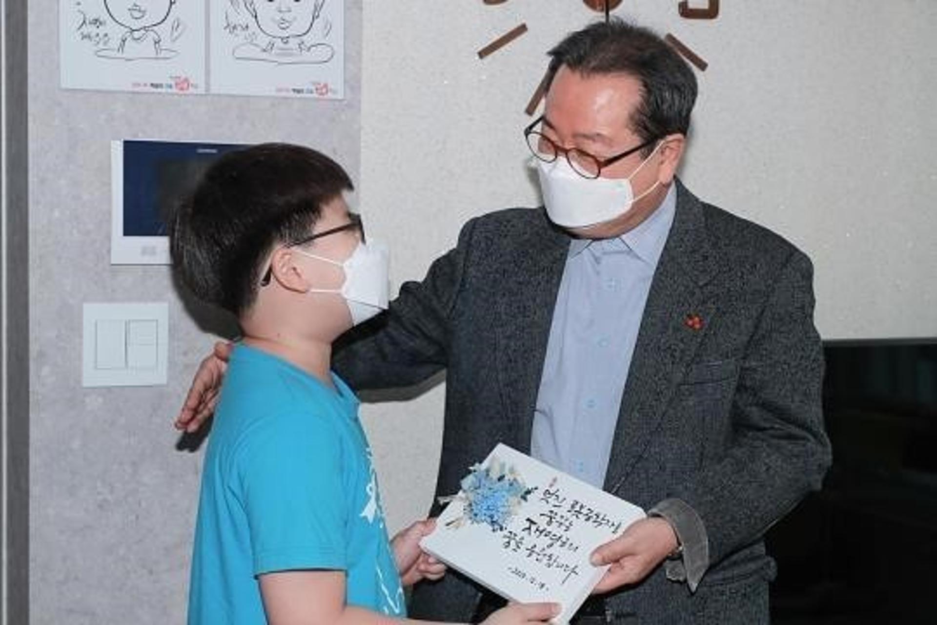 조광한 남양주시장, 화도읍 온라인 공부방 지원사업 1호 대상자 격려