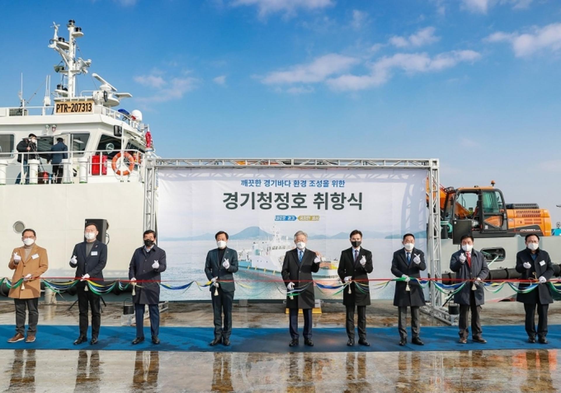 경기도 최초 바다청소선 '경기청정호', 화성시 전곡항 취항-본격 활동