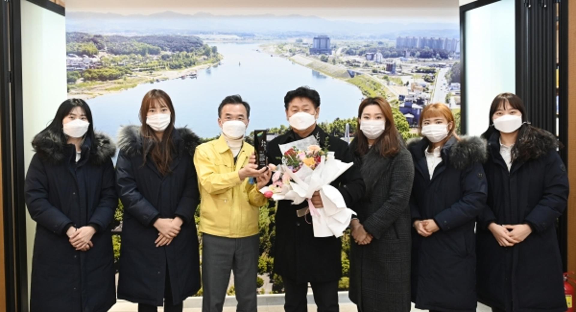 여주시 떠나는 백웅기 양궁부 감독 퇴임식 가져
