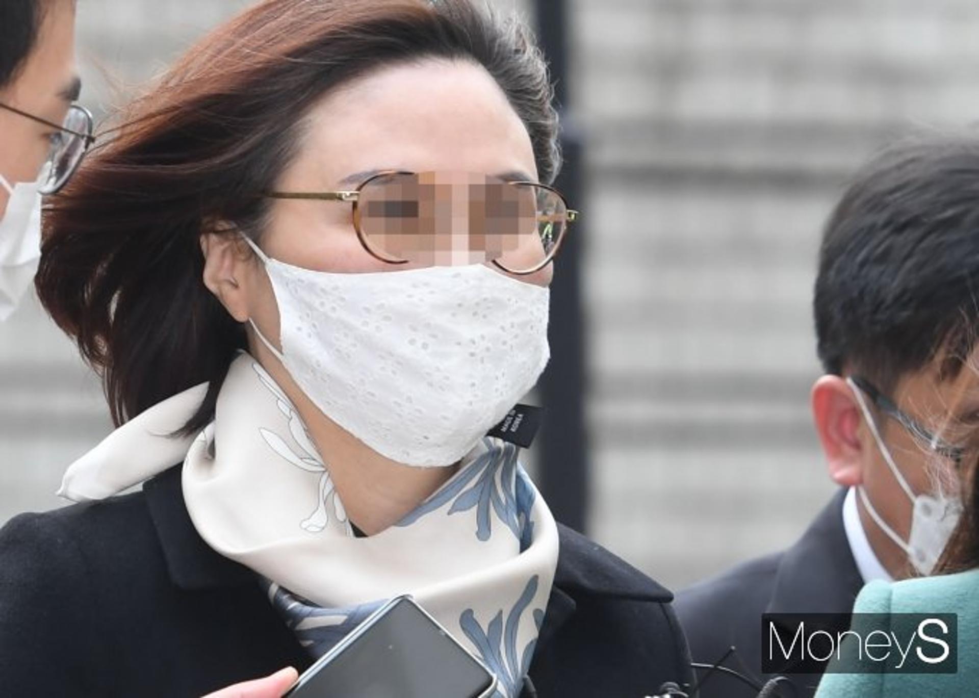 '입시비리·사모펀드 의혹' 정경심 출석, 질문엔 '묵묵부답'