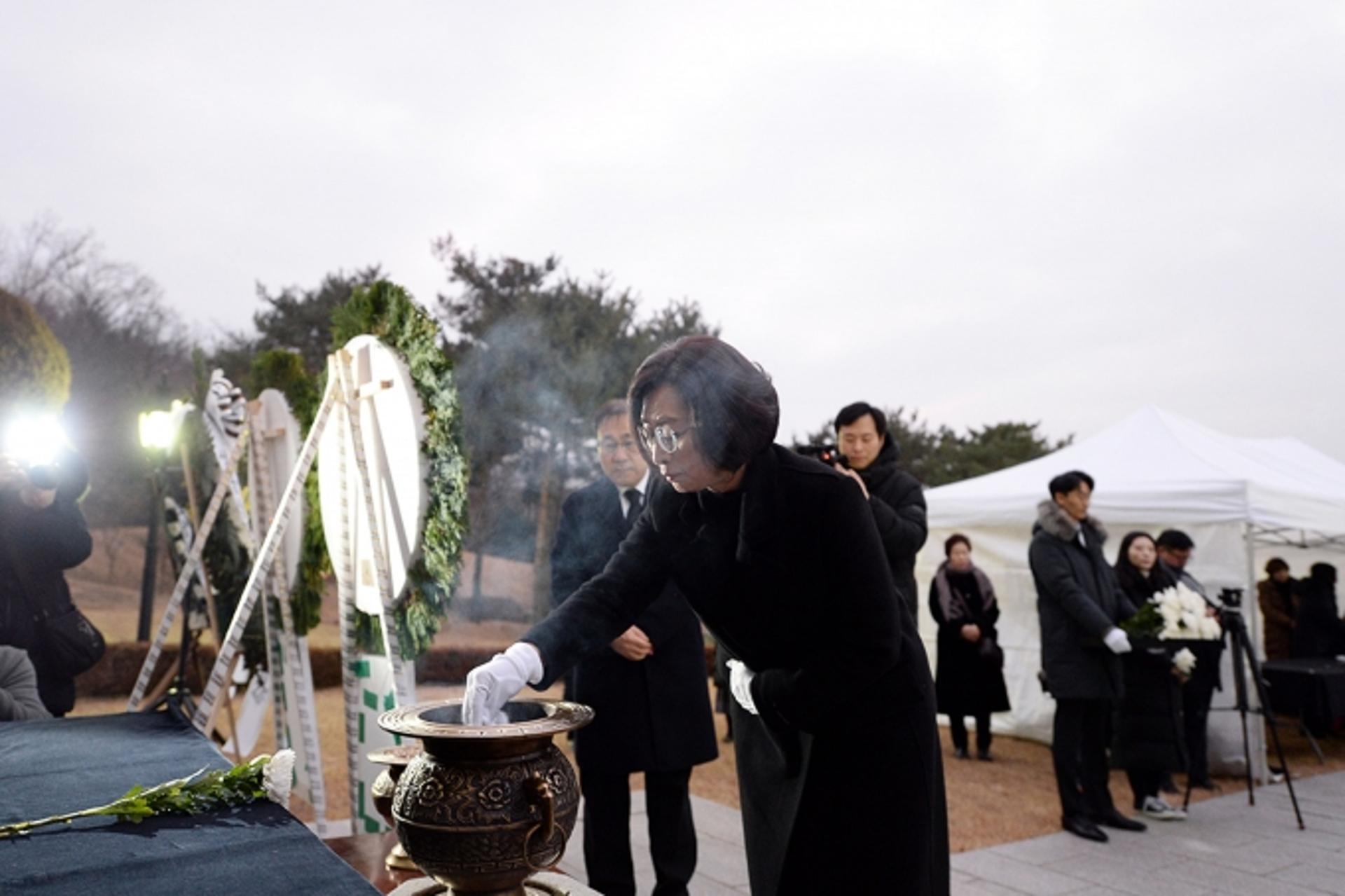 은수미 성남시장, 2021년 새해 현충탑 참배… "'원견명찰' 의미 새겨 힘찬 출발"