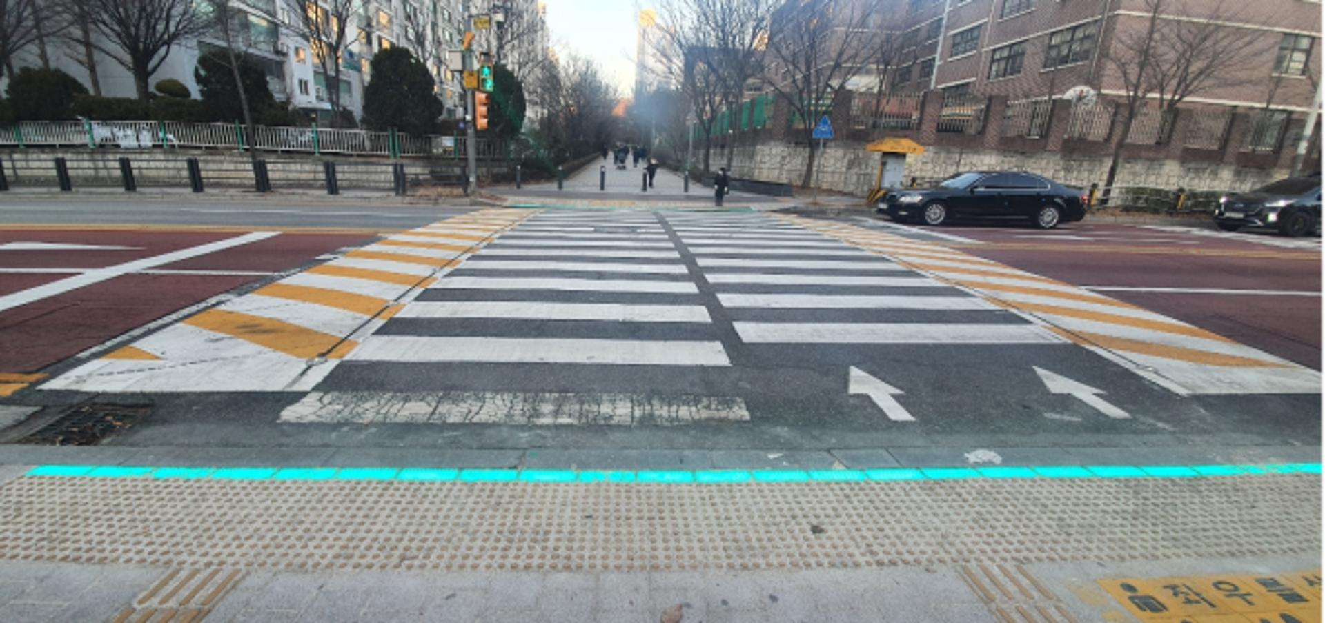 수원시, 바닥형 보행신호등 20개소 설치… '스몸비족' 교통사고 예방