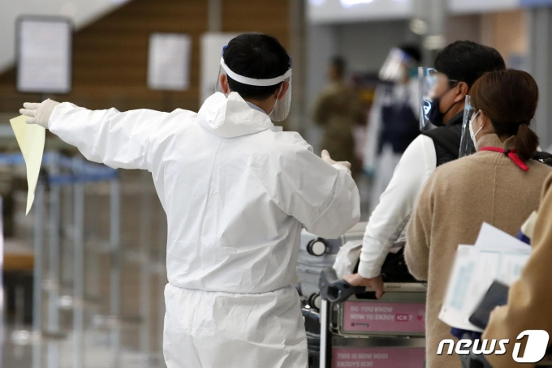 코로나 확진자 1000명대… 외국인 입국자, 음성확인서 의무화