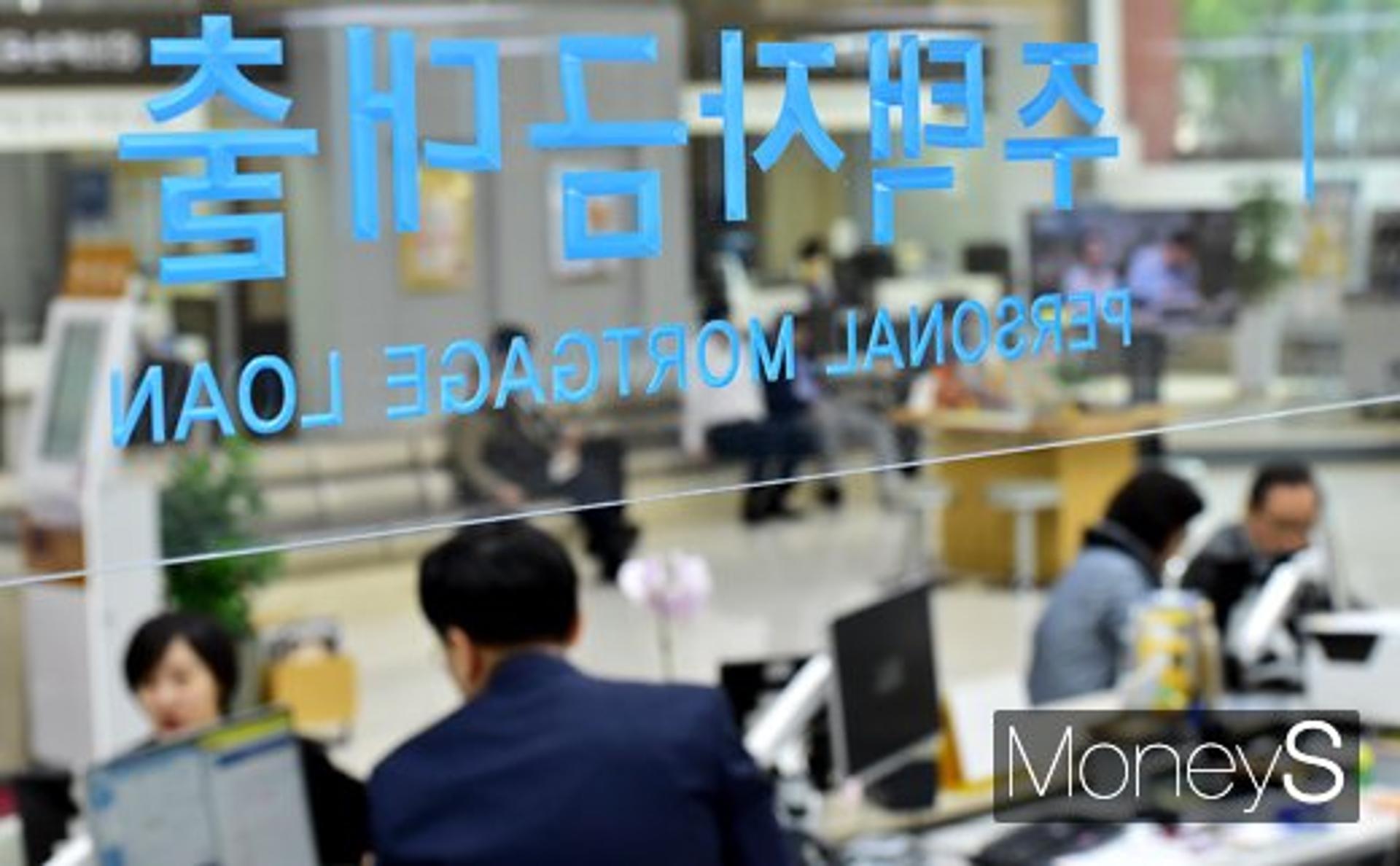 새해 대출 문 열린다… 꽉 막혔던 은행 신용대출 판매 재개