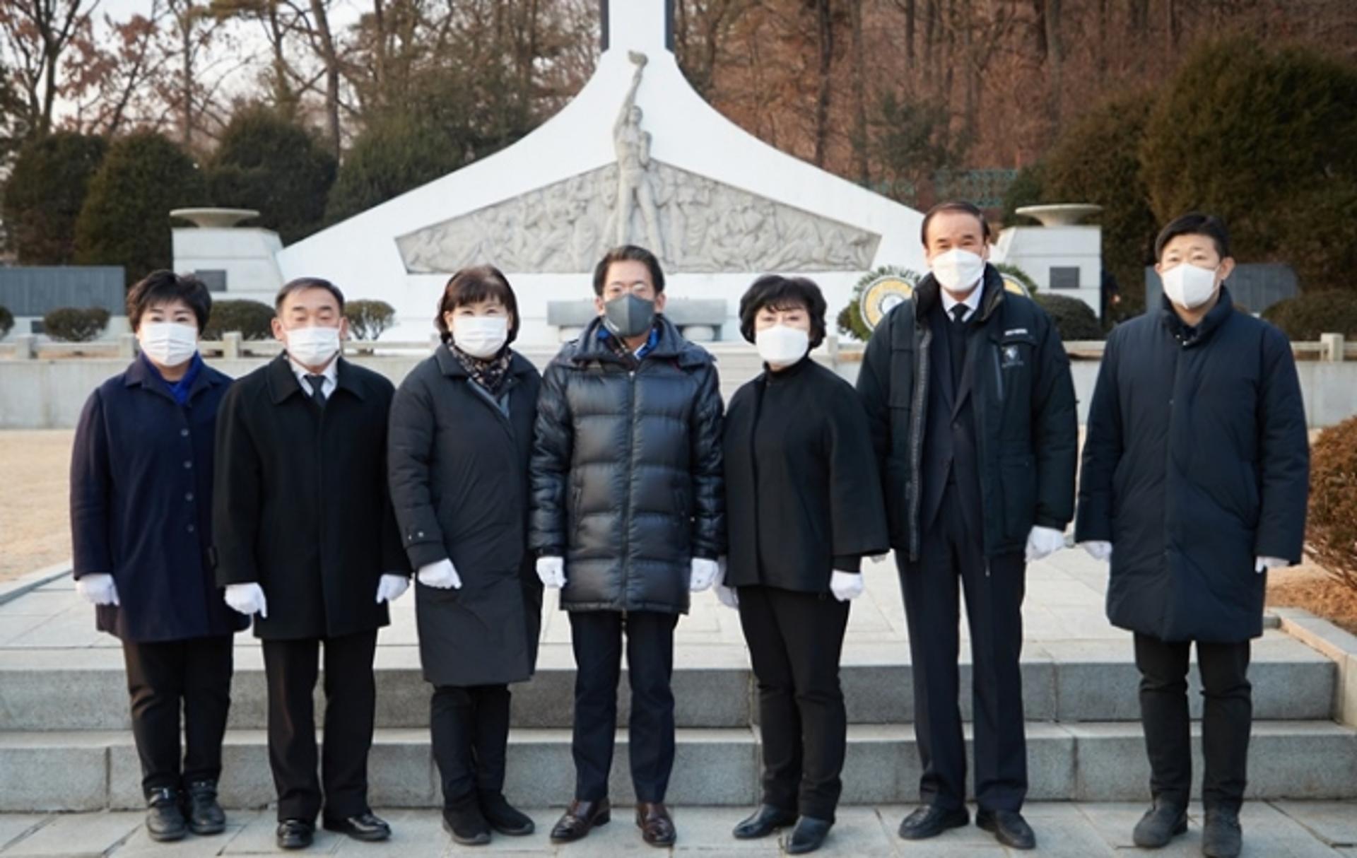 용인시의회, 현충탑 참배…'다양한 정책·조례 등 시행 다짐'
