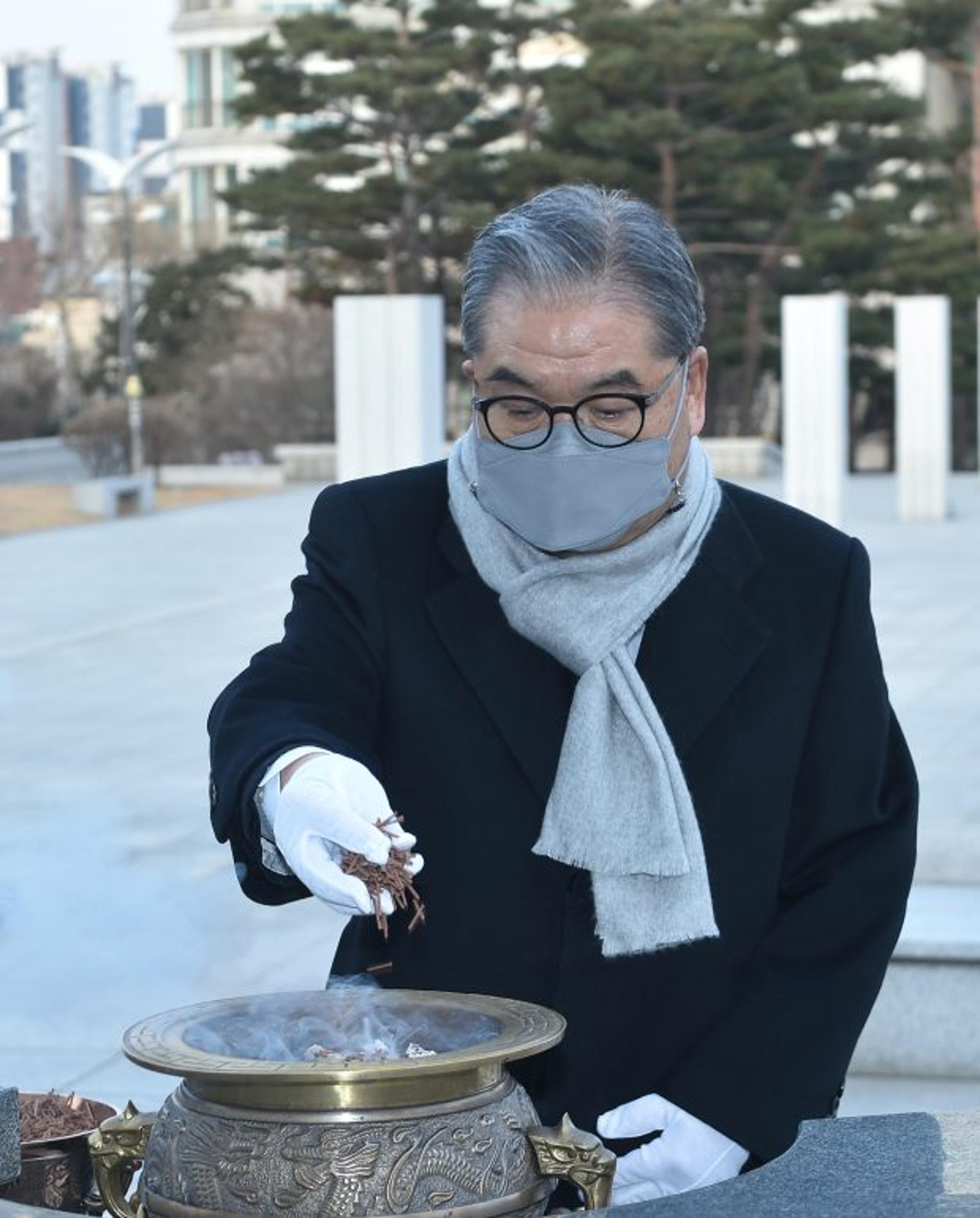 [머니S포토] 이재정 경기교육감, 수원 현충탑 참배