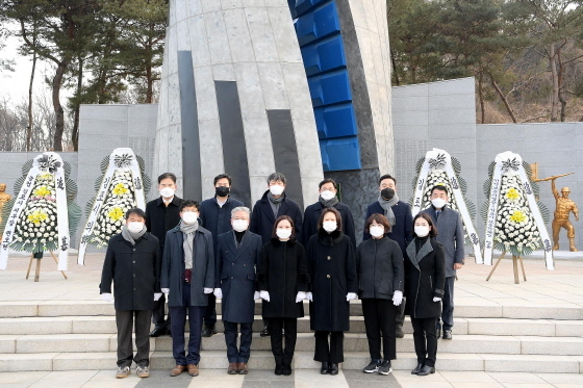 김포시의회, 현충탑 참배로 새해 첫 의정활동 시작