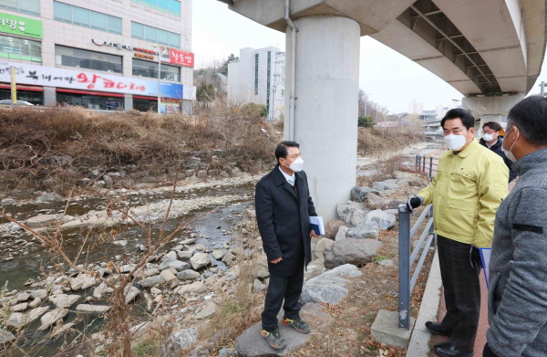 백군기 용인시장, 동백호수공원~신갈천 산책로 현장점검