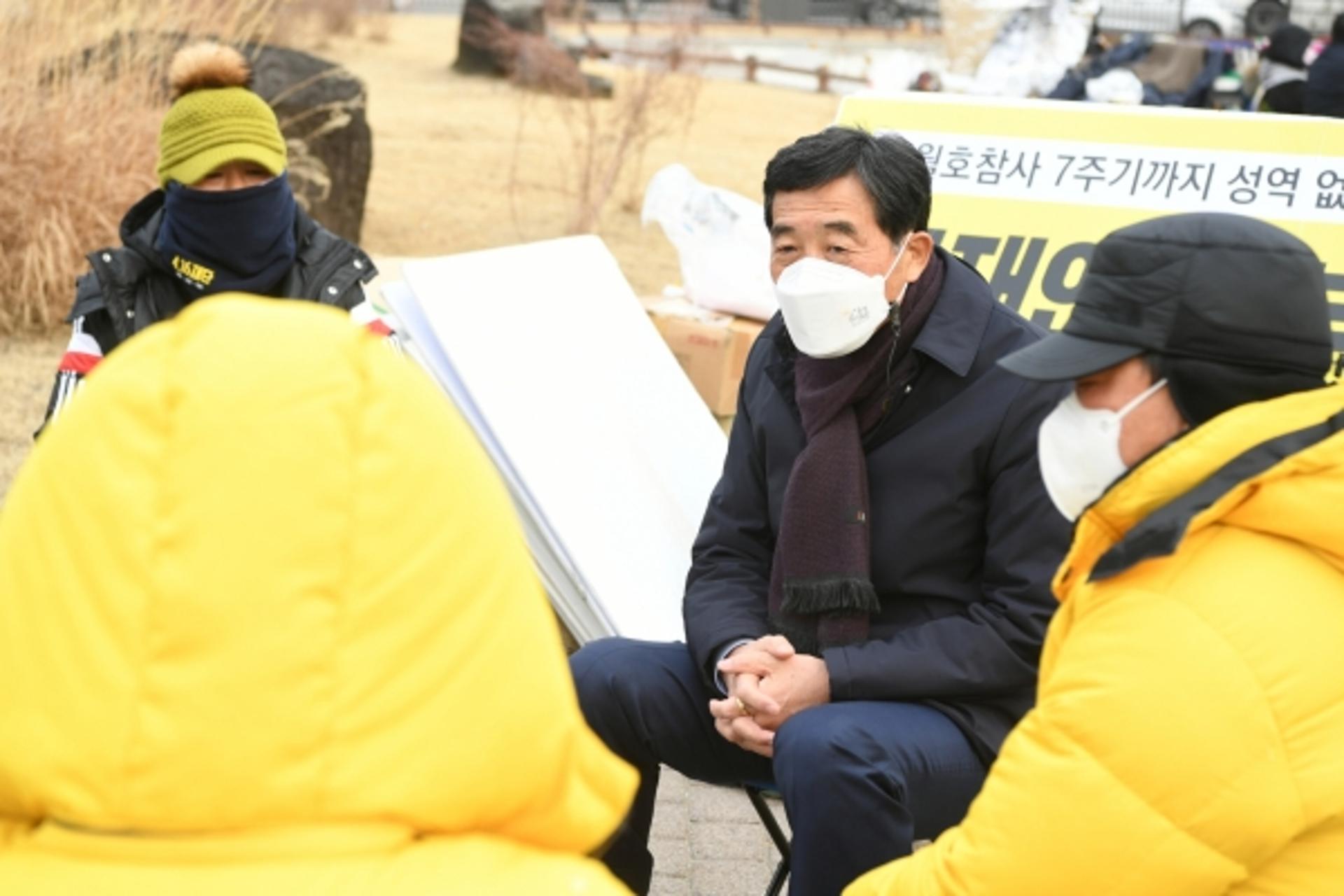 윤화섭 안산시장, 노숙 농성하는 세월호유족 만나 격려