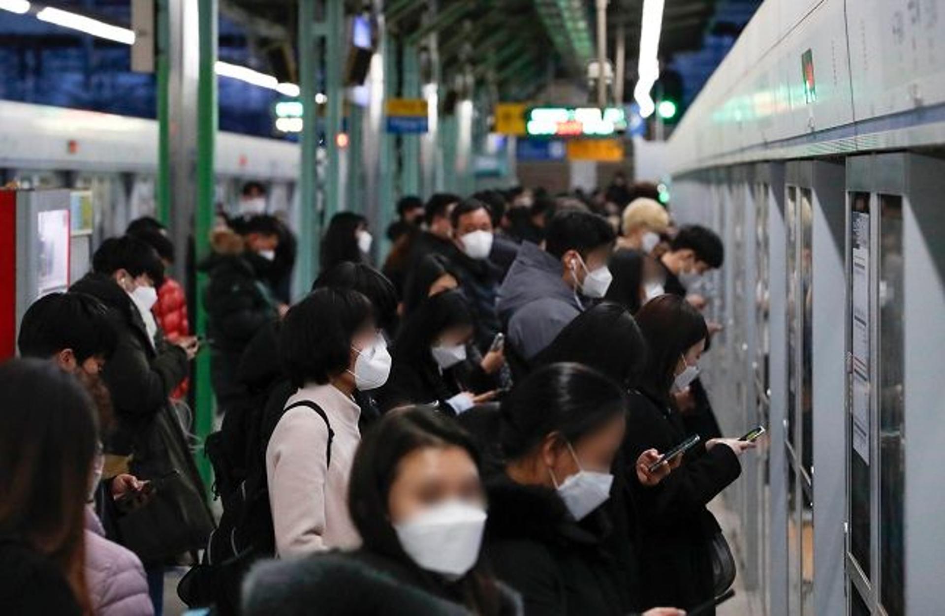 "출근길인데 실화냐?"… 1호선 회룡역 열차고장, 직장인 '발 동동'