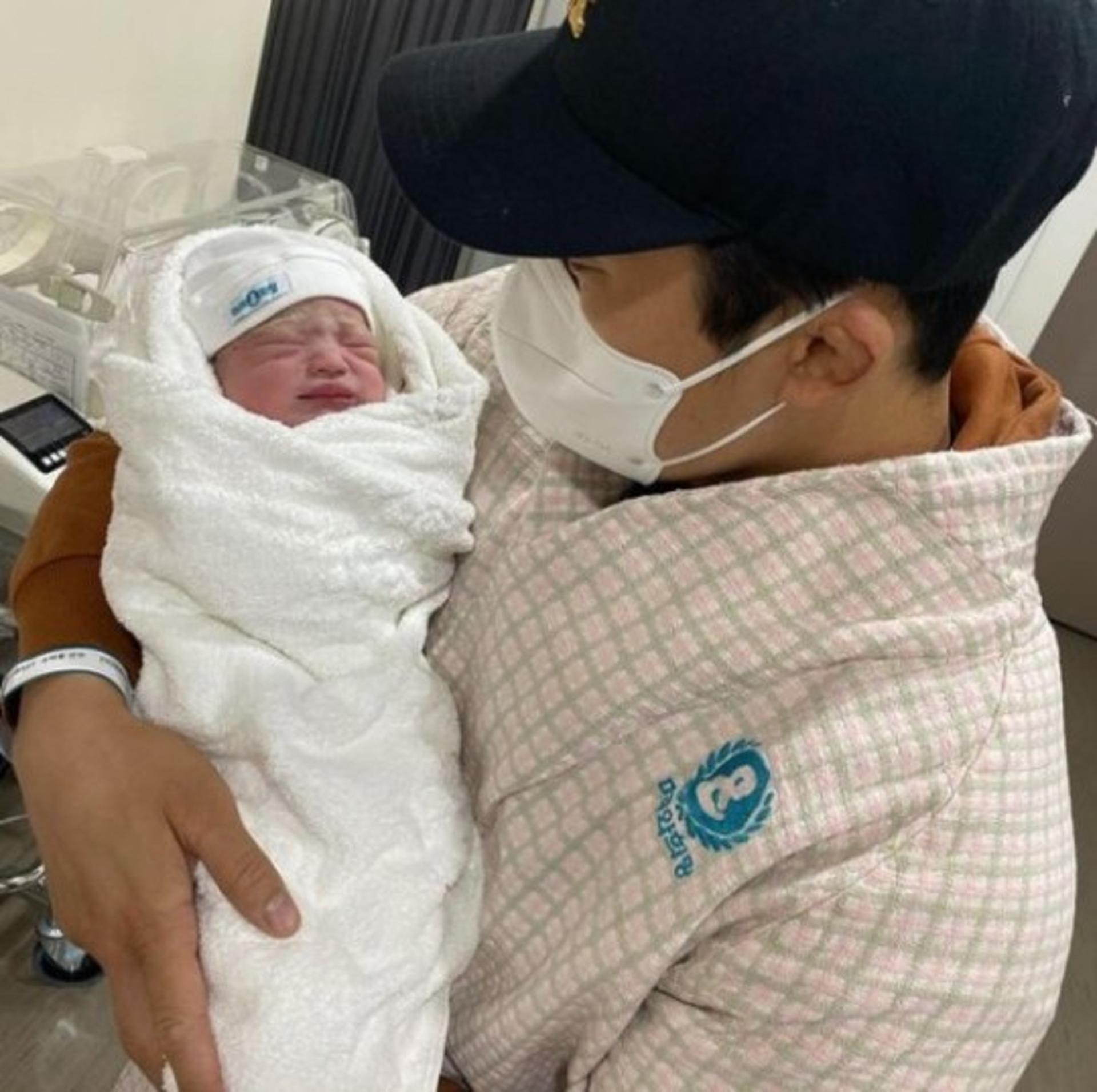 "더 열심히 살 것"… 김동현 득녀, 두 아이 아빠됐다