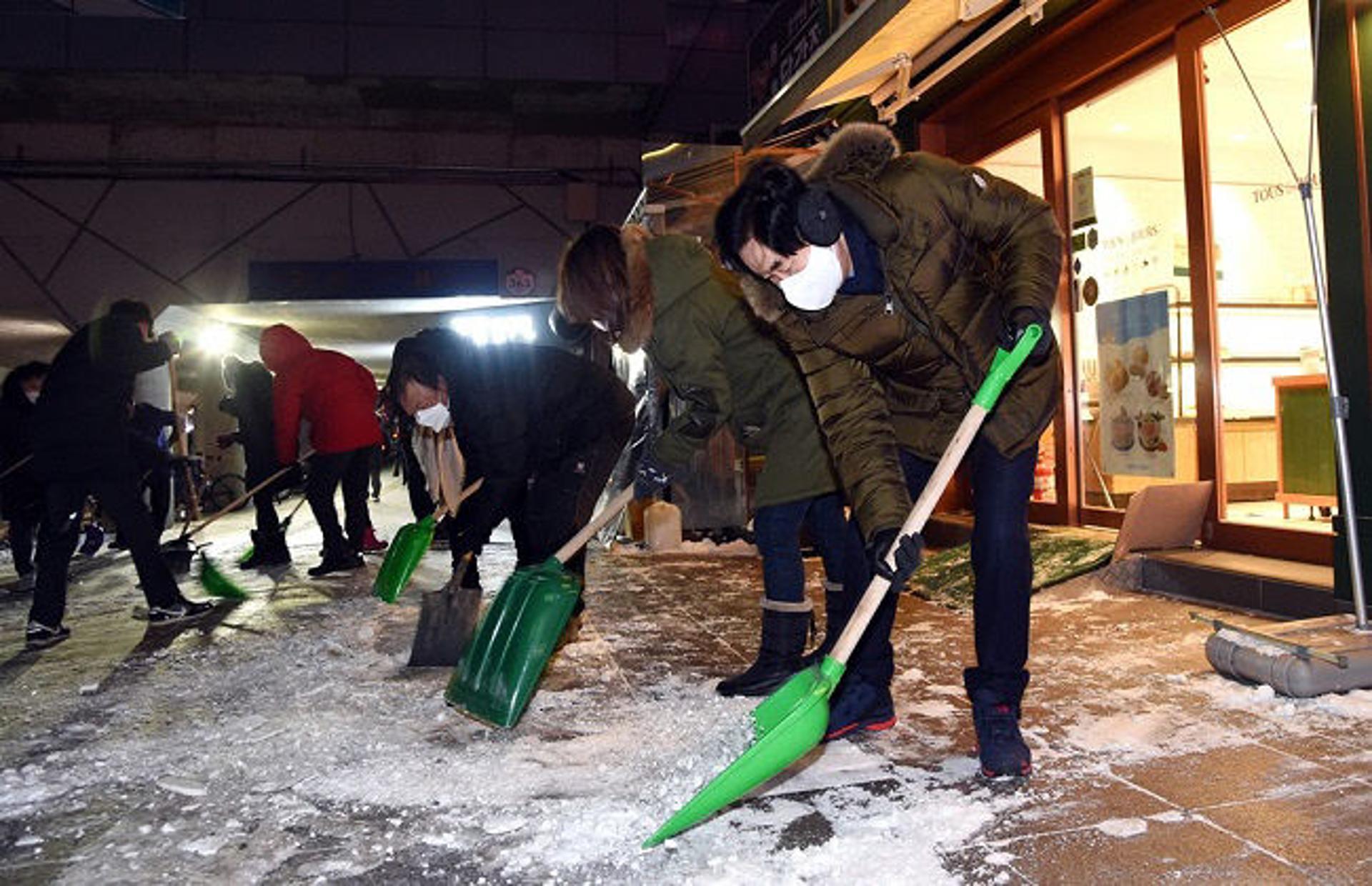 의정부시, 확대간부회의 취소하고 전직원 제설작업 나서