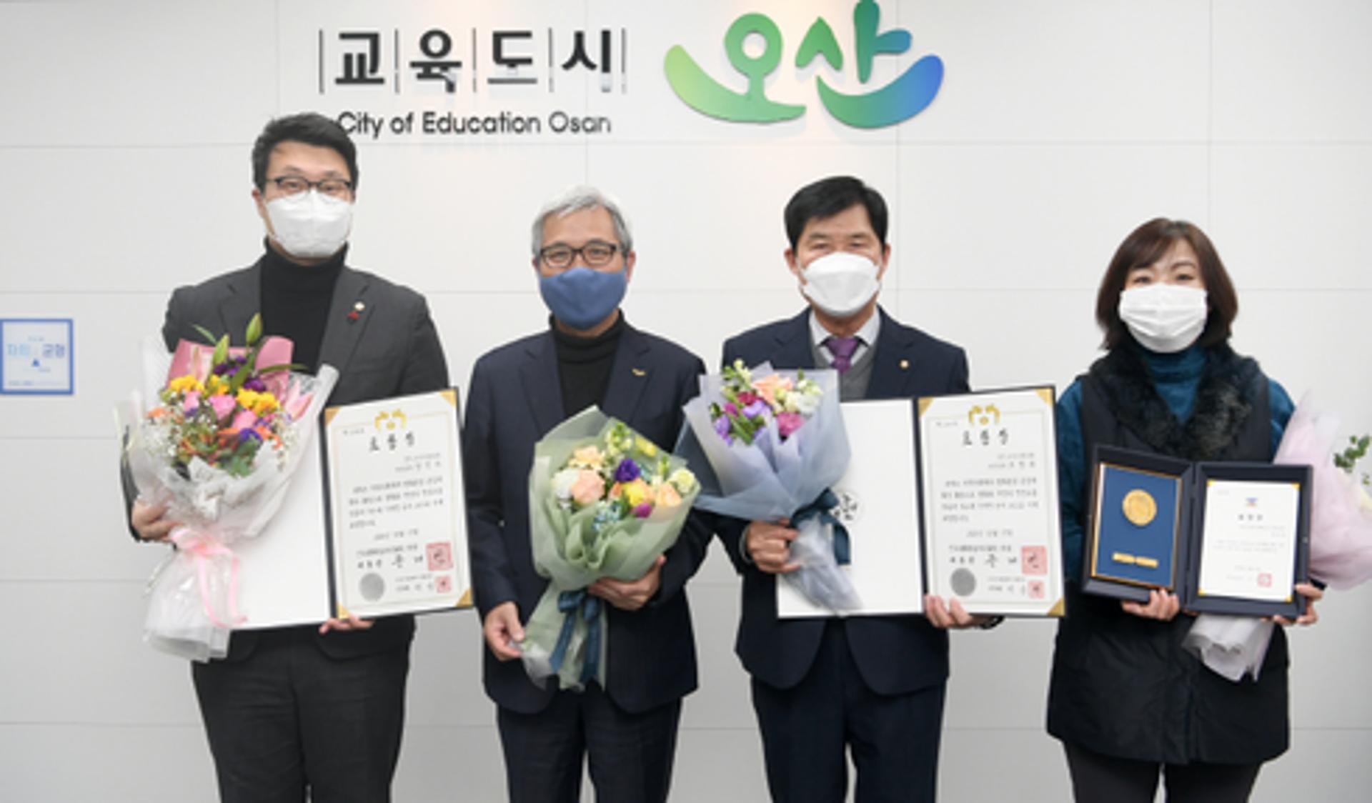 민주평통 오산시협 조창복 전회장·장인수 고문, 대통령 표창 수상
