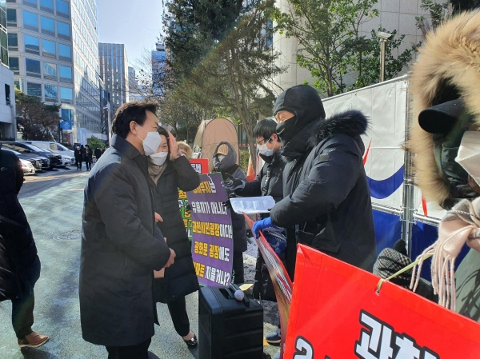 김종천 과천시장, '정부과천청사 일대 주택공급계획 반대' 시위현장 찾아 격려