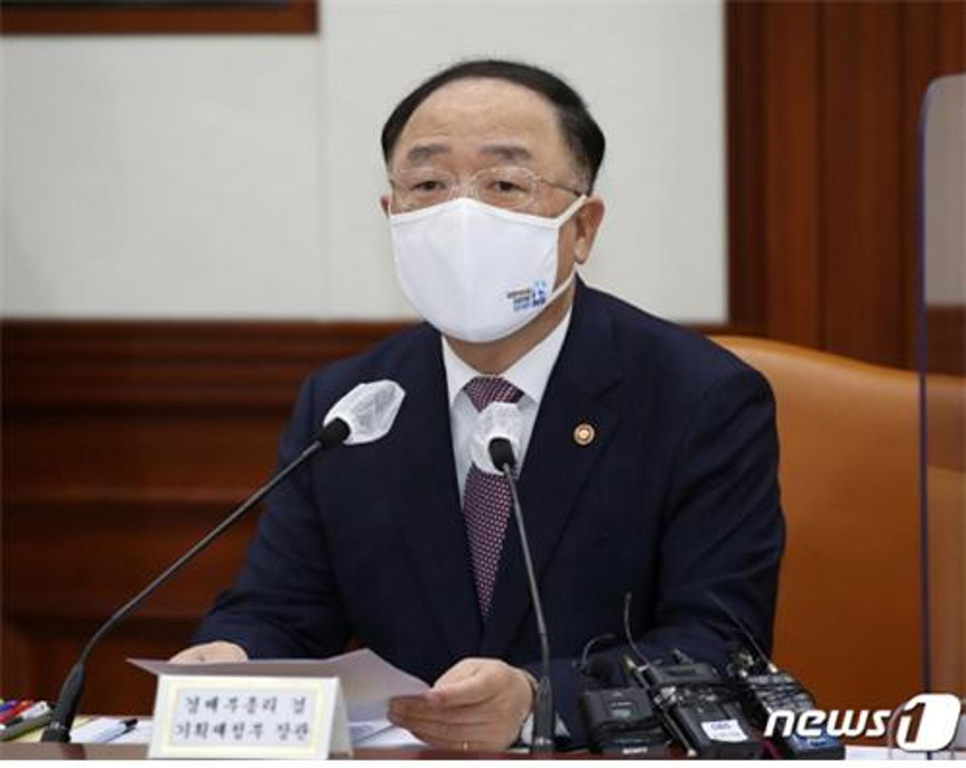 홍남기 “4차 지원금 논의 시기상조, 피해계층에 집중 투입”