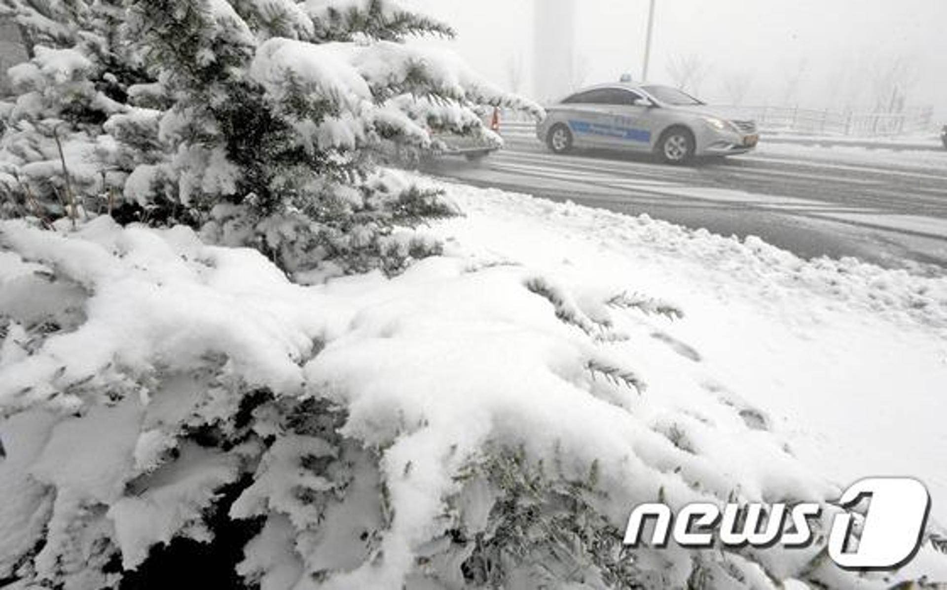경기도, 비상1단계 근무 돌입…선제적 제설작업 가동