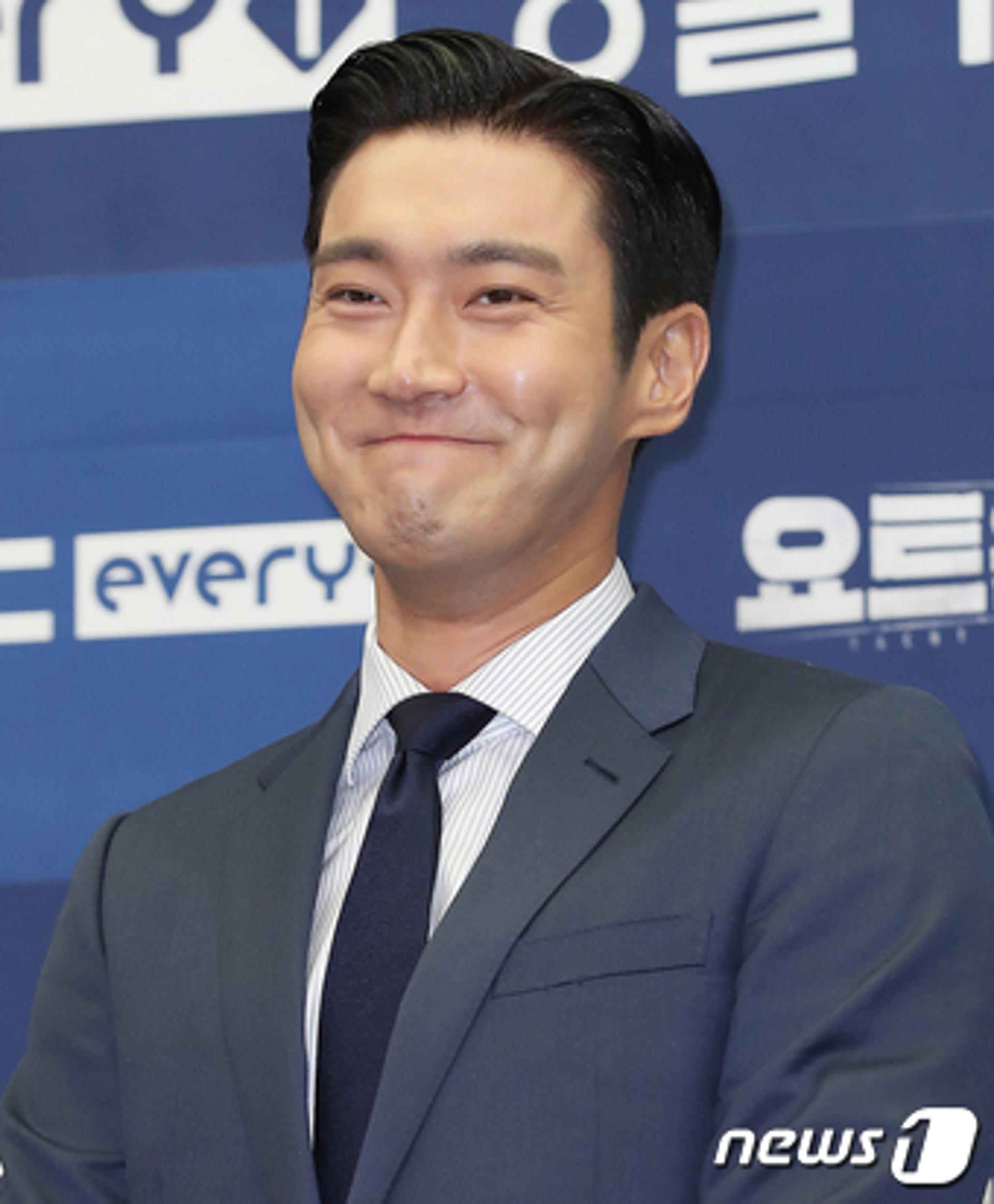 가수 최시원, 고양시 다문화가족지원센터에 겨울 방한복 선물 전달