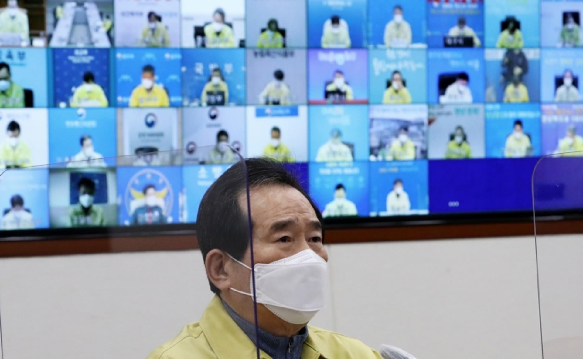 정세균 총리 “3차 대유행 최대 고비 넘겼다… 앞으로 2주가 중요”