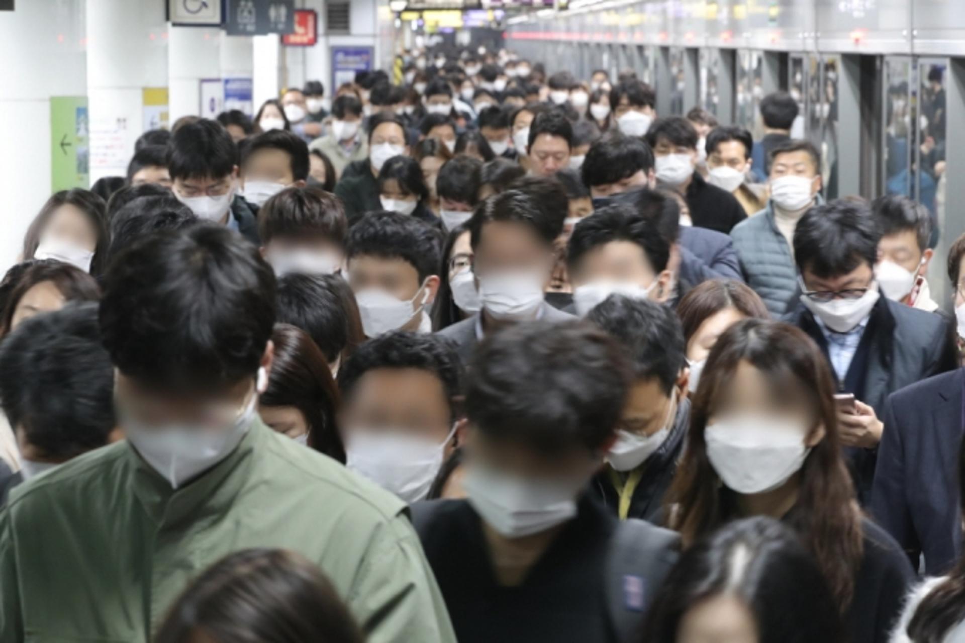직장인, 하루 8시간 이상 마스크 쓴다… 불쾌함·호흡곤란·통증 등 호소