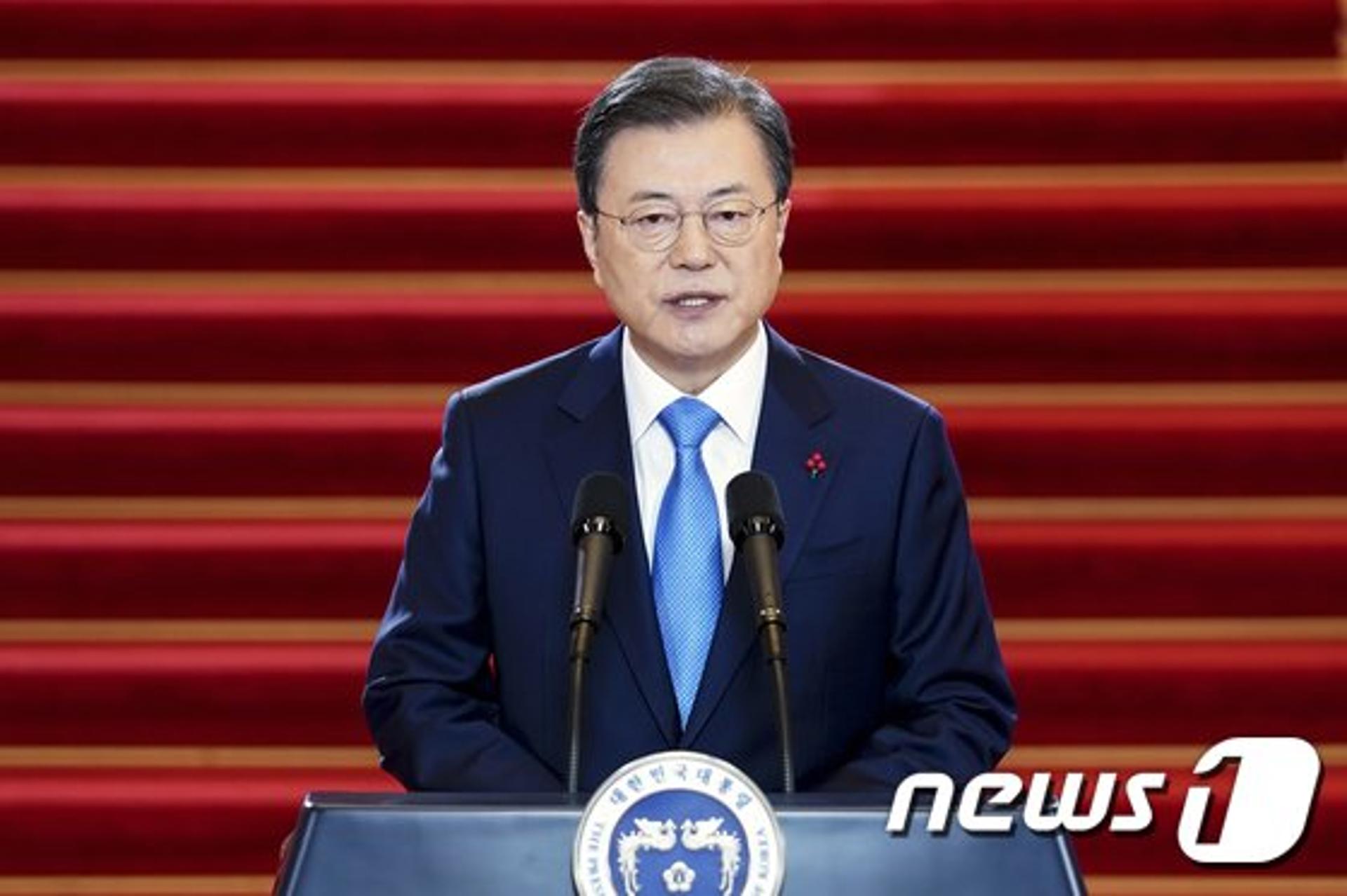 文대통령, '이재명發' 경기도 재난지원금 시행에 여지…'4차 재난지원금'엔 입장유보