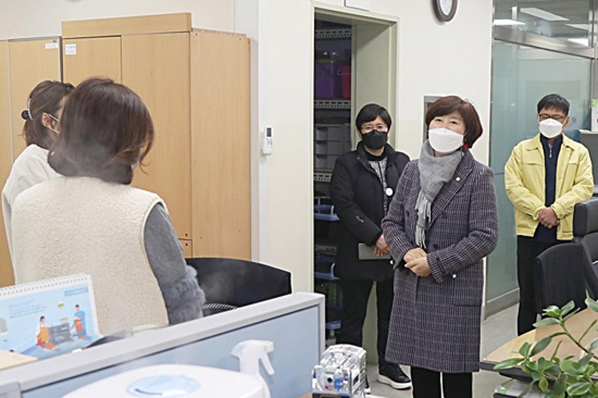 의왕시의회 윤미경 의장, 코로나19 방역 최전선 방문 도시락 전달·격려
