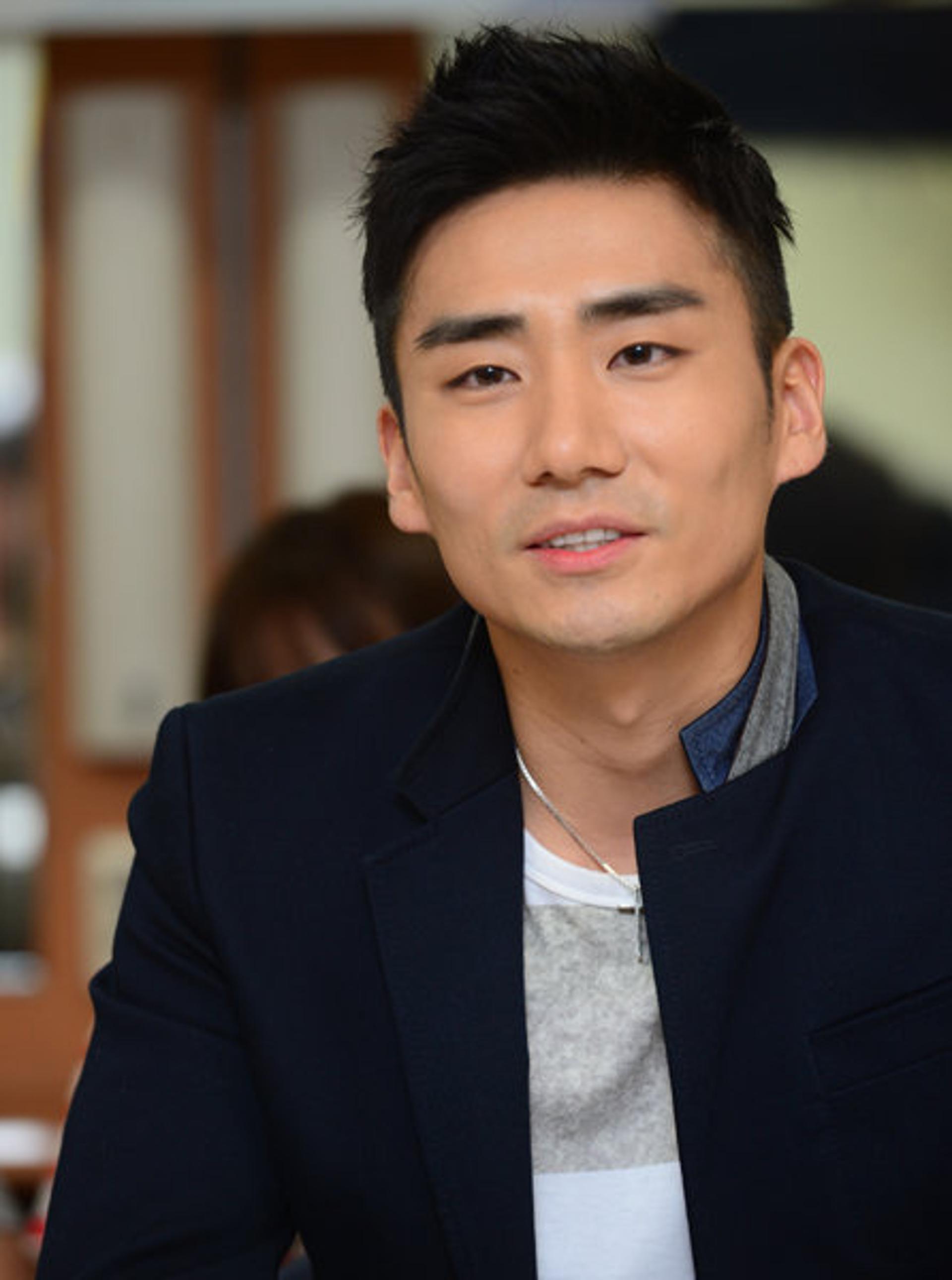 "생각 짧았다"… '층간소음·커플 자리 논란' 이정수 고개 숙였다