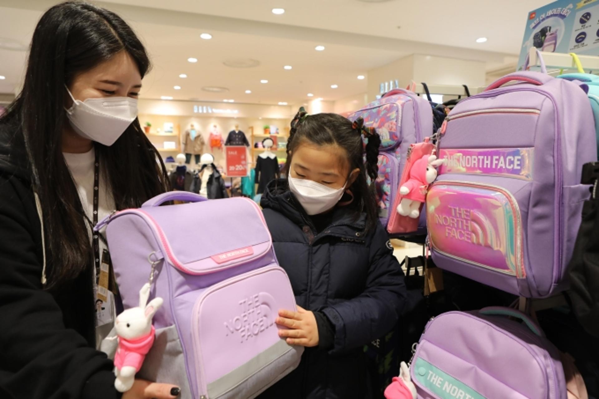 [머니S 포토]롯데百광주점 "신학기 자녀 책가방 준비하세요"