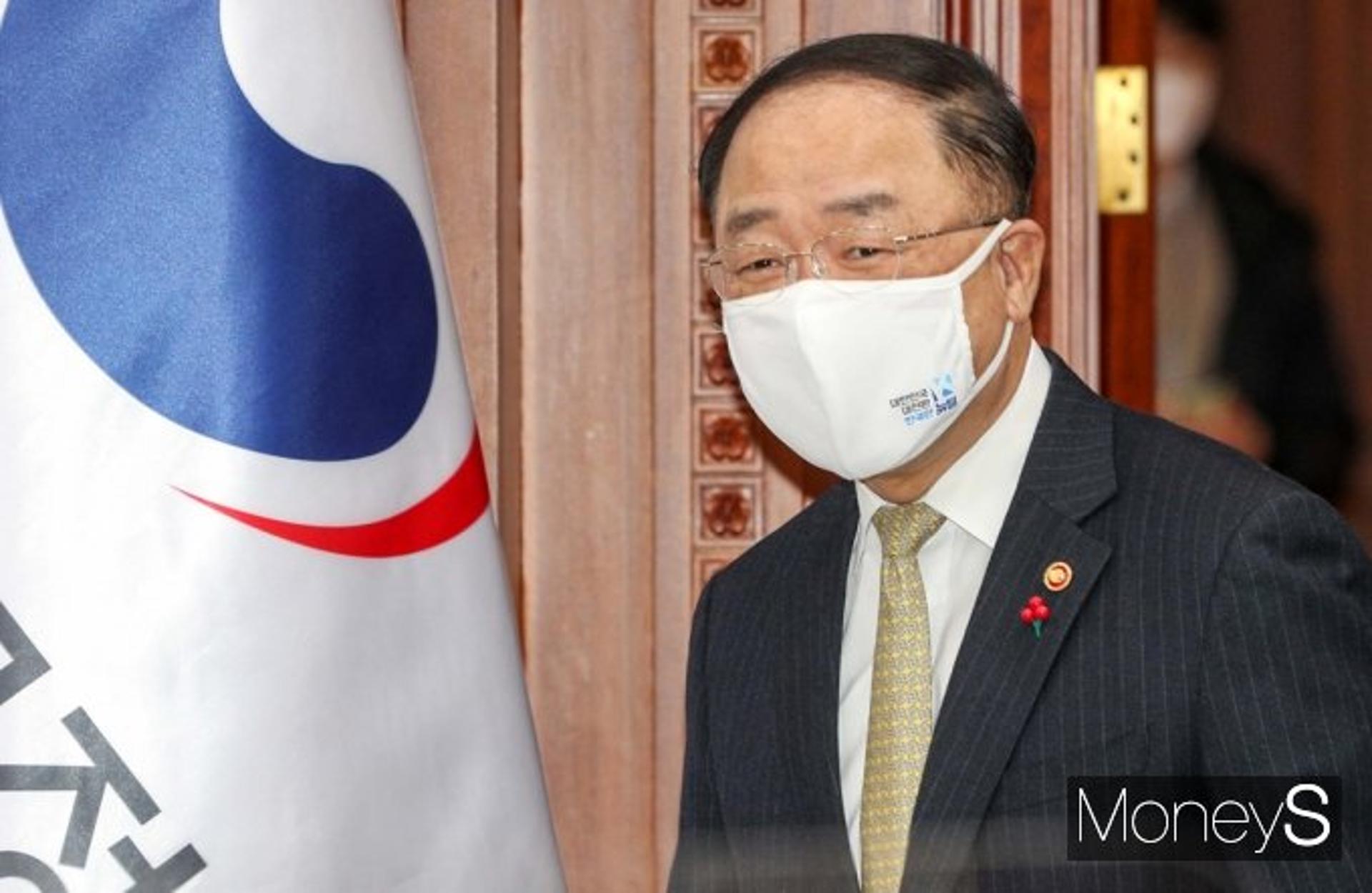한국경제 IMF 후 첫 역성장… 홍남기 "위기에 강한 경제" 평가 뭇매
