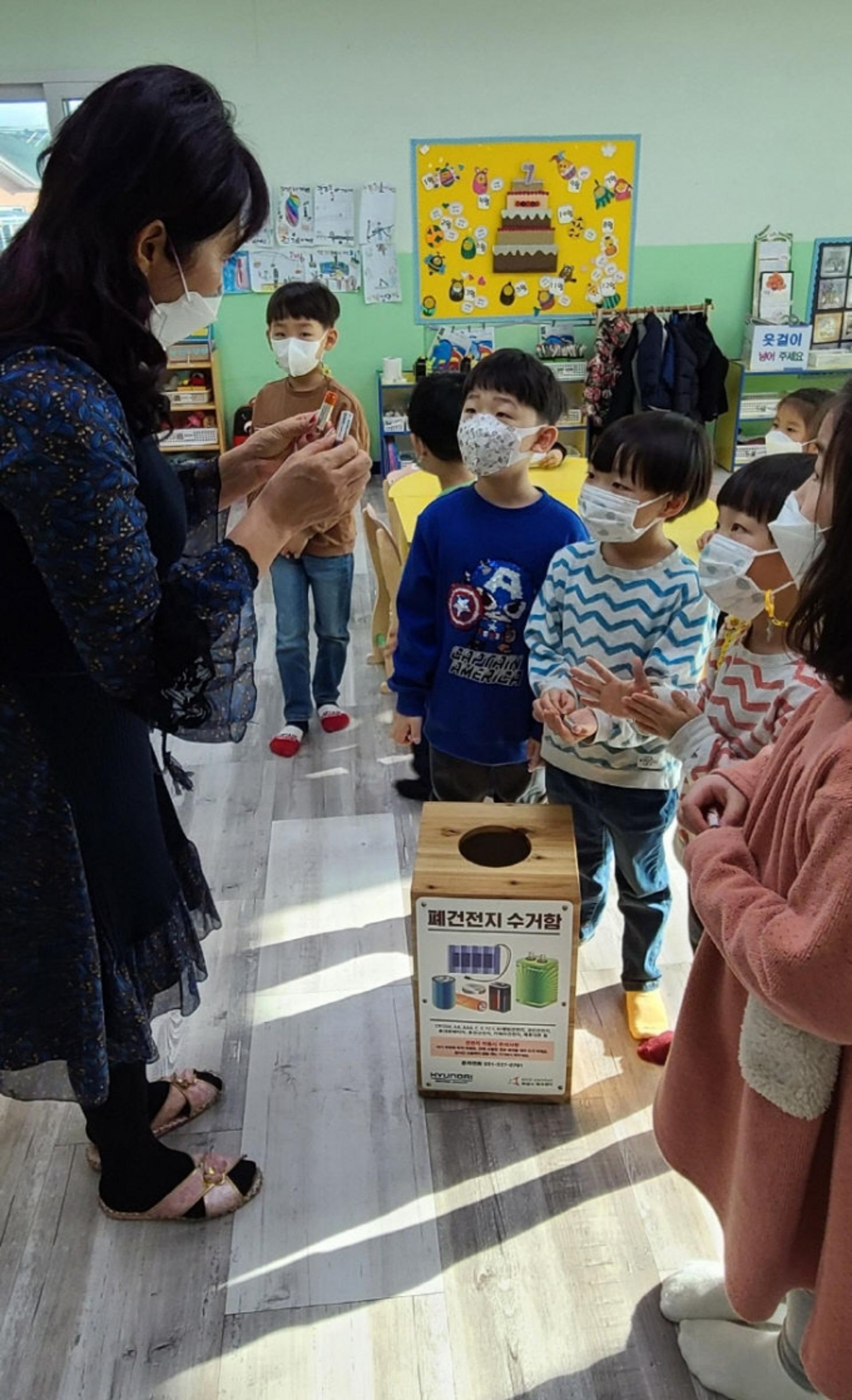 화성시에코센터, 어린이집연합회에 폐전지수거함 배포