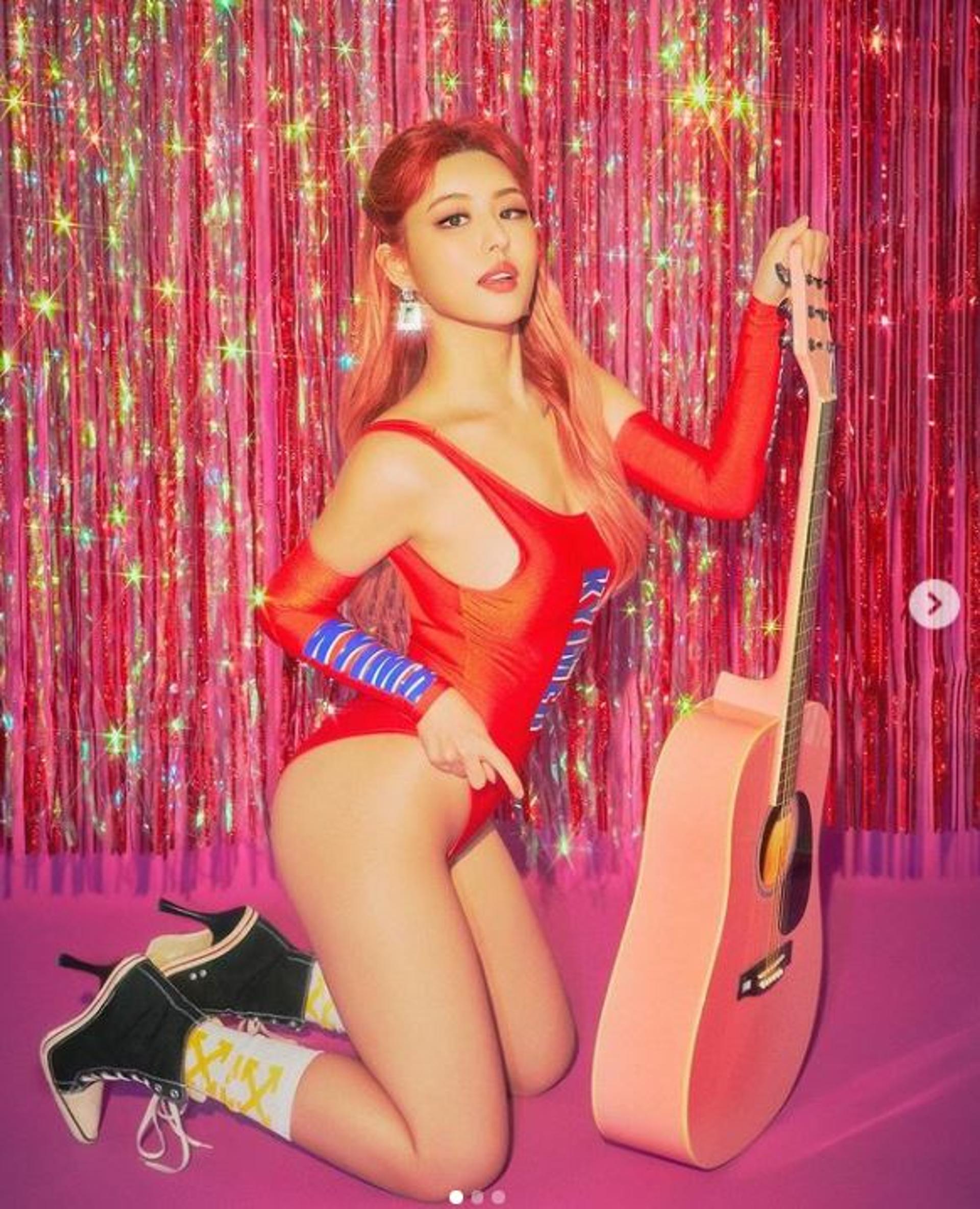 '리버풀 여신', 빨간 수영복 속 뽀얀 피부