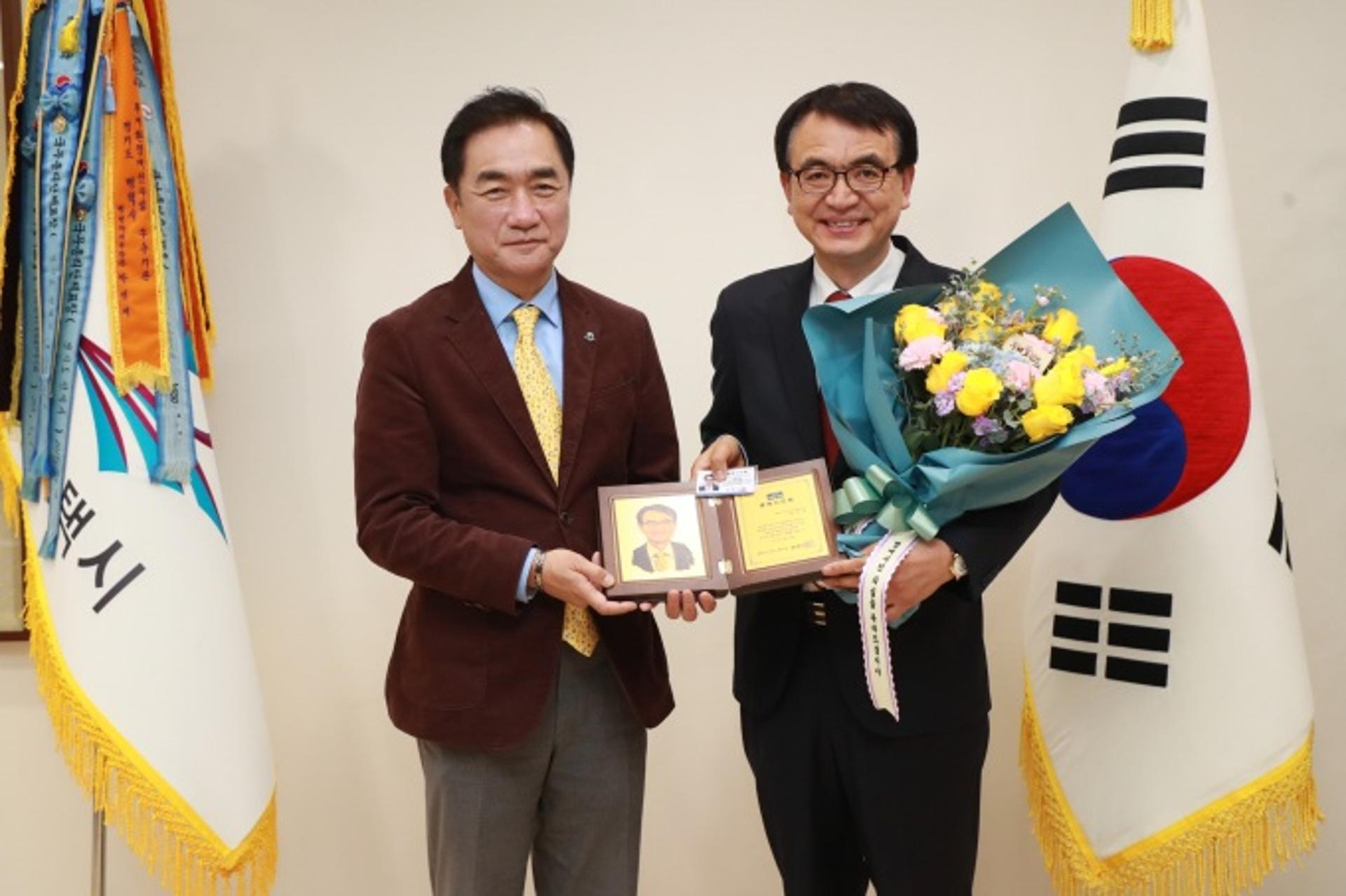 평택시, ‘김인국 평택 SOFA국민지원센터장’ 명예시민패 수여