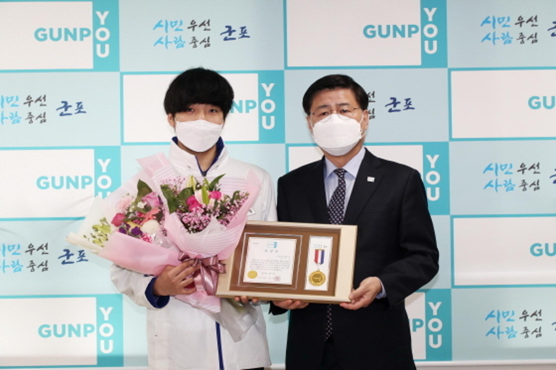 군포시, 위험 무릅쓰고 상가화재 신속대응한 모범시민 표창